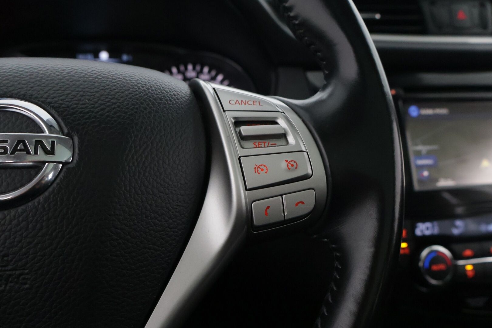 Nissan Qashqai 2015 DIG-T 115 Business 360 2WD Xtronic Leather ** YritysOutlet - Myydään vain yrityksille - * Nahat / 360 kamera / panoraama / Koukku / Katsastettu 9/2025 *