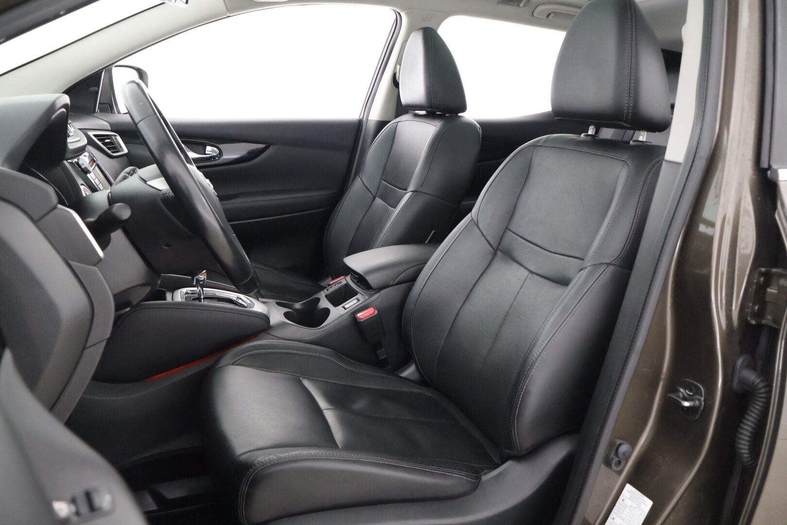 Nissan Qashqai 2015 DIG-T 115 Business 360 2WD Xtronic Leather ** YritysOutlet - Myydään vain yrityksille - * Nahat / 360 kamera / panoraama / Koukku / Katsastettu 9/2025 *