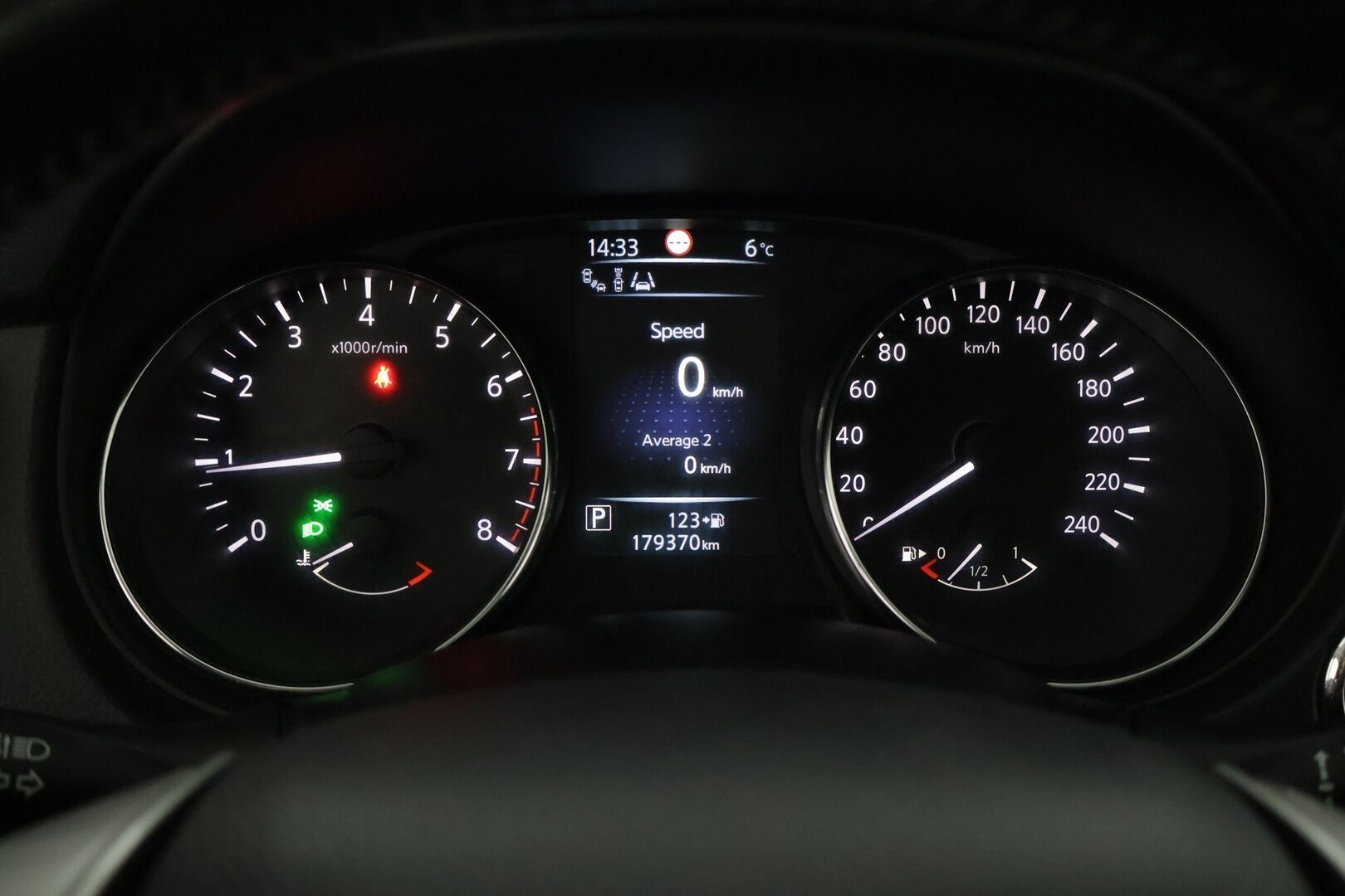 Nissan Qashqai 2015 DIG-T 115 Business 360 2WD Xtronic Leather ** YritysOutlet - Myydään vain yrityksille - * Nahat / 360 kamera / panoraama / Koukku / Katsastettu 9/2025 *