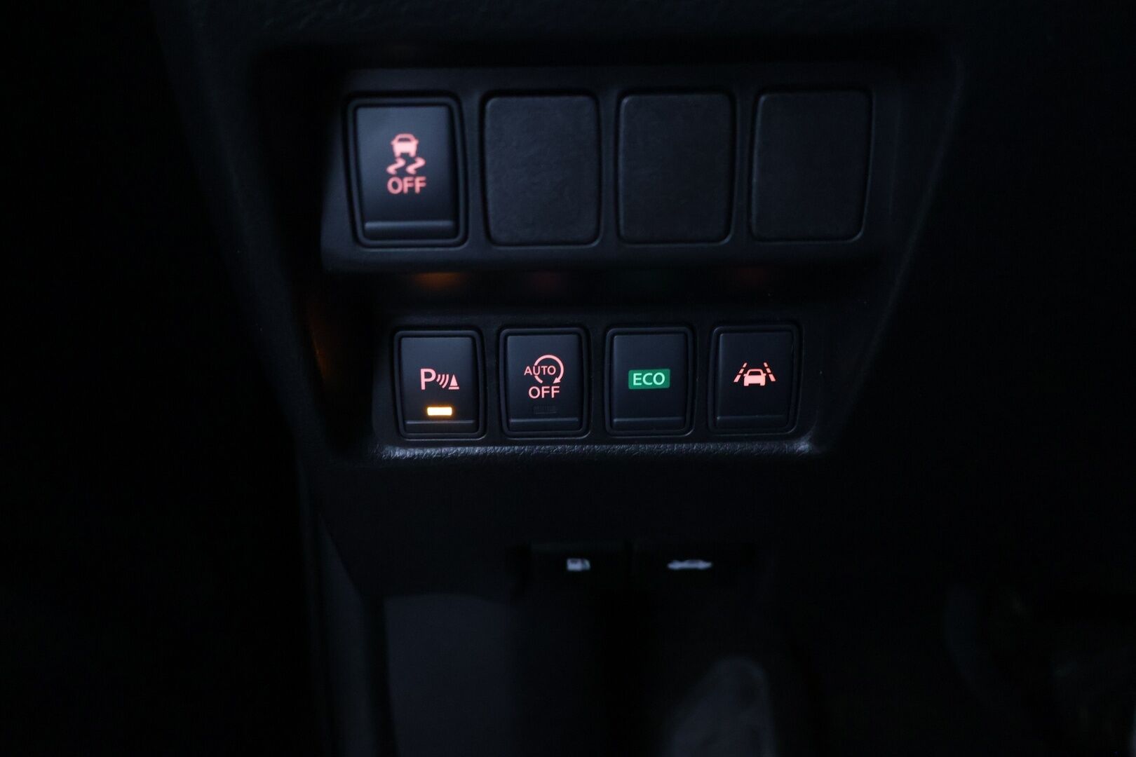 Nissan Qashqai 2015 DIG-T 115 Business 360 2WD Xtronic Leather ** YritysOutlet - Myydään vain yrityksille - * Nahat / 360 kamera / panoraama / Koukku / Katsastettu 9/2025 *