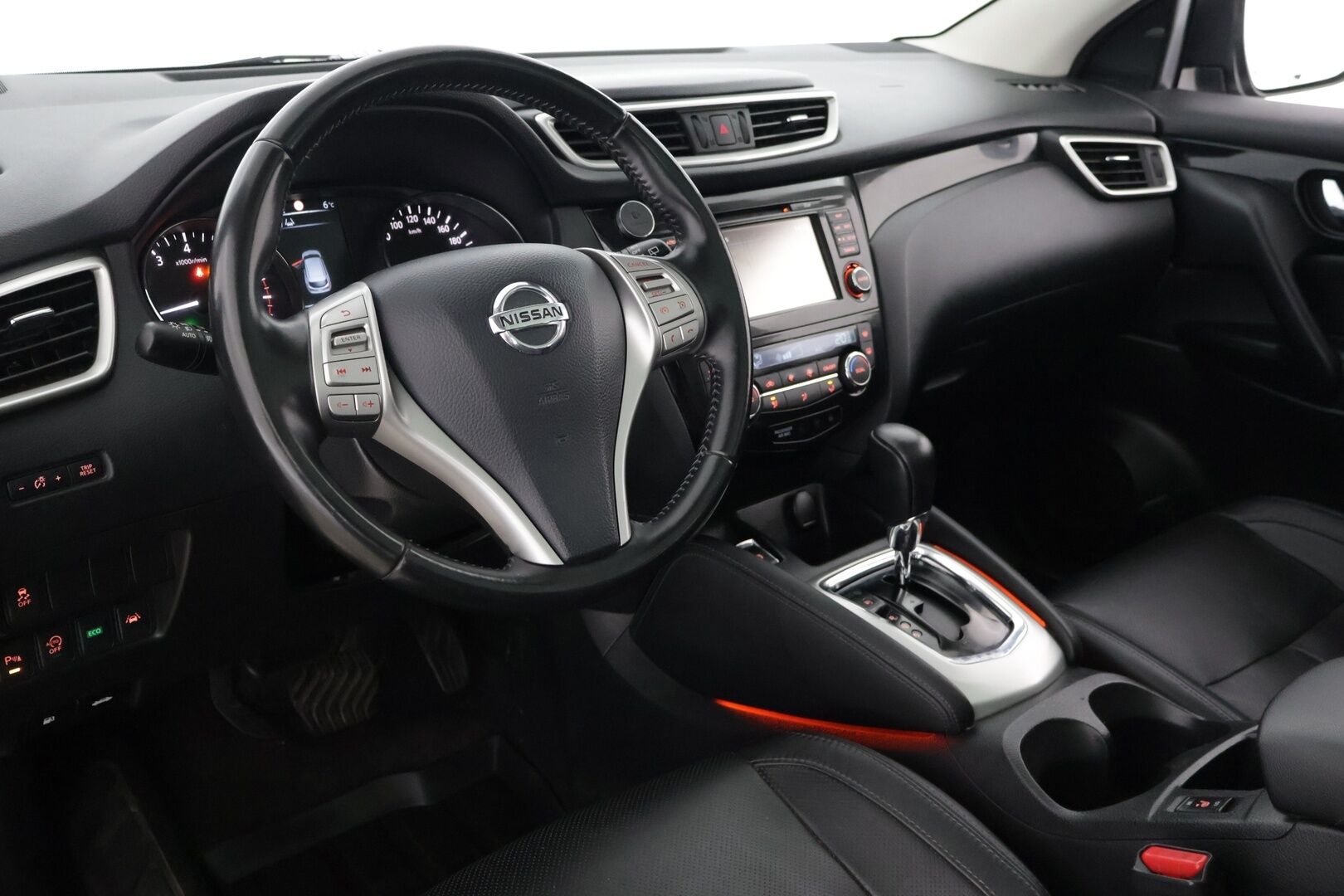 Nissan Qashqai 2015 DIG-T 115 Business 360 2WD Xtronic Leather ** YritysOutlet - Myydään vain yrityksille - * Nahat / 360 kamera / panoraama / Koukku / Katsastettu 9/2025 *