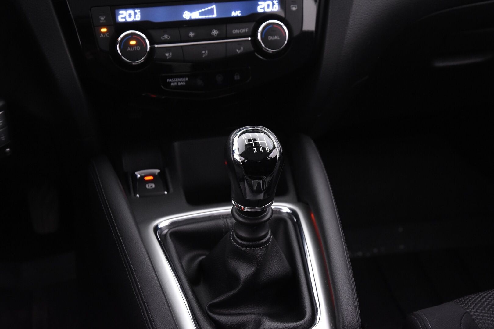 Nissan Qashqai 2015 DIG-T 115 Acenta 2WD 6M/T Safety Pack - Vakkari | Tutkat | Bluetooth | Lane Assist | Koukku | Lohko+sisäp.
