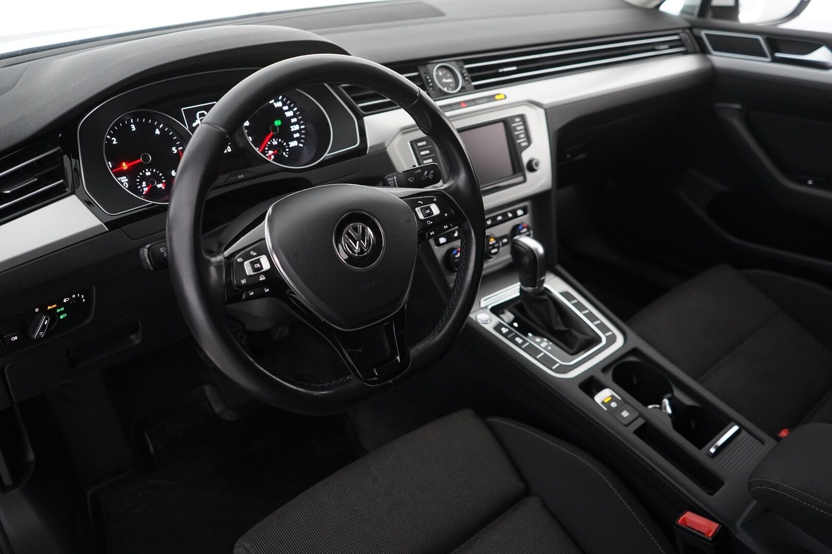 Volkswagen Passat 2015 Sedan Comfortline 2,0 TDI 110 kW (150 hv) *Webasto / Irr.Koukku / Tutkat / Sport-penkit / Navi* - Suomi-auto / Juuri Huollettu / Kahdet vanteet