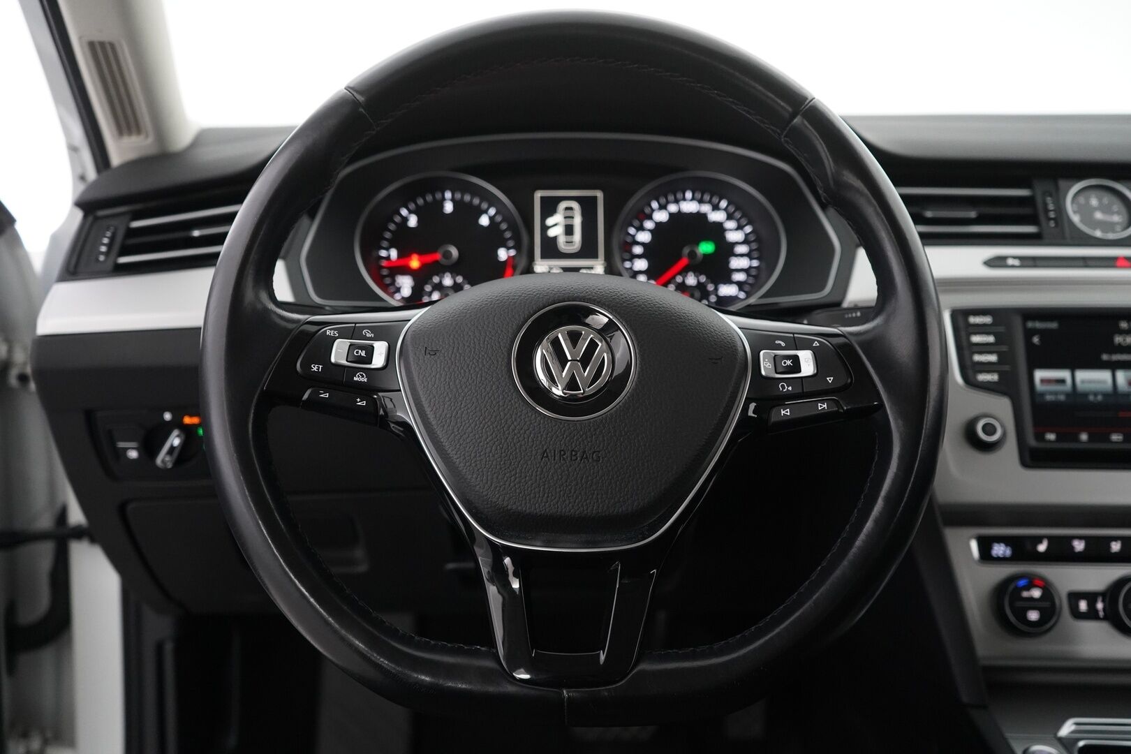 Volkswagen Passat 2015 Sedan Comfortline 2,0 TDI 110 kW (150 hv) *Webasto / Irr.Koukku / Tutkat / Sport-penkit / Navi* - Suomi-auto / Juuri Huollettu / Kahdet vanteet