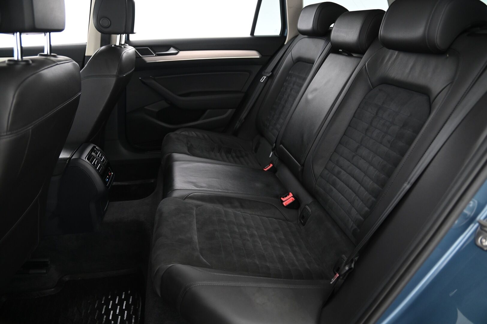 Volkswagen Passat 2015 Variant Highline 2,0 TDI Biturbo 176 kW (240 hv) *Webasto / Acc / Tuulilasin lämmitin / Ergo / Koukku - Fiksusti huollettu ja kalliit rempat tehty! 