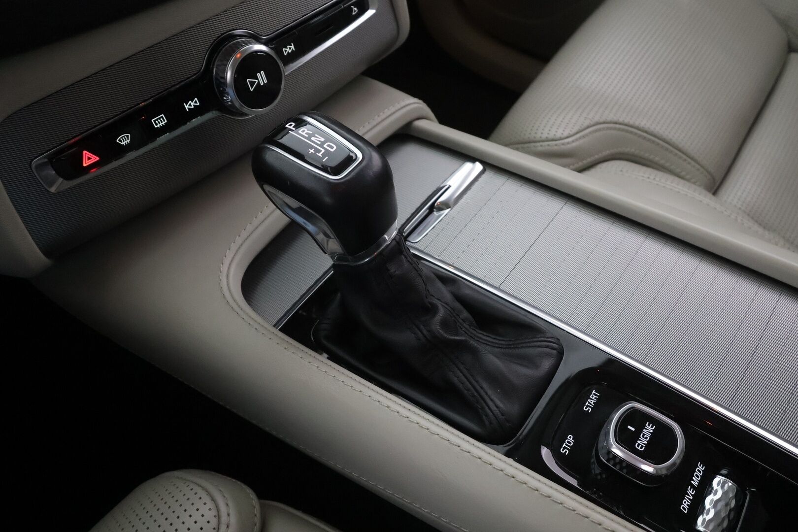 Volvo XC90 2016 T6 AWD Inscription aut 7-P * ACC / Webasto / HUD / 360° / Ilmastoidut muistipenkit / Panorama / Ilma-alusta / Full LED * - SUOMEEN UUTENA MYYTY HARVINAINEN BENSA T6/Kahdet renkaat aluvanteilla