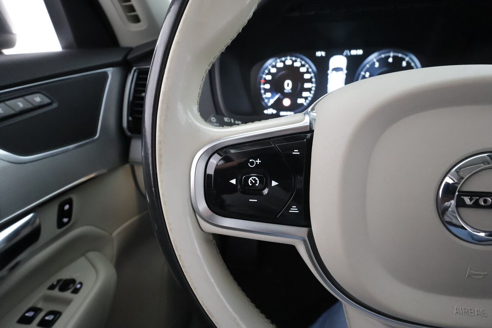 Volvo XC90 2016 T6 AWD Inscription aut 7-P * ACC / Webasto / HUD / 360° / Ilmastoidut muistipenkit / Panorama / Ilma-alusta / Full LED * - SUOMEEN UUTENA MYYTY HARVINAINEN BENSA T6/Kahdet renkaat aluvanteilla