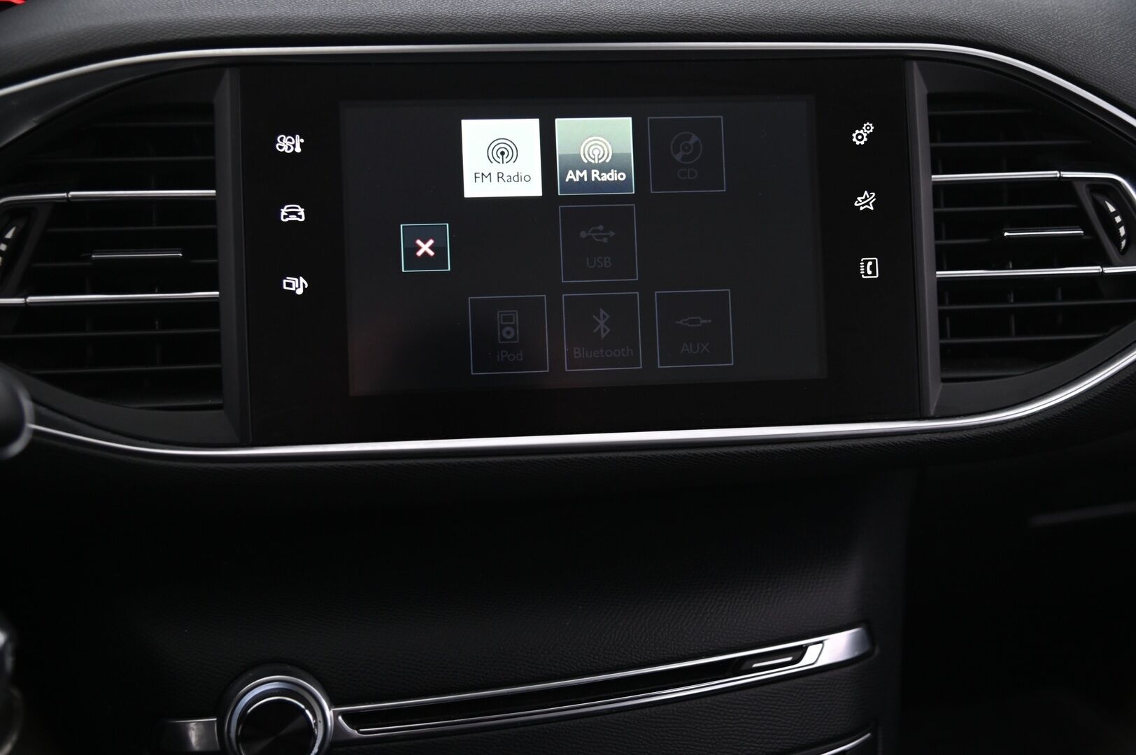 Peugeot 308 2015 SW Active PureTech 130 * Suomi-auto / Vetokoukku / P.tutka / Lohkolämmitin * - Jakopää tehty kesällä 2025 / Erittäin hyväkuntoiset Nokian Hakkapeliitta 10 Nastat!