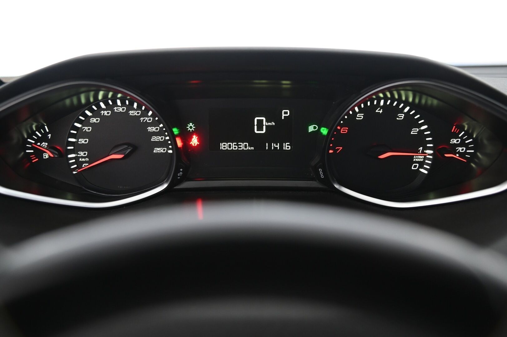 Peugeot 308 2015 SW Active PureTech 130 * Suomi-auto / Vetokoukku / P.tutka / Lohkolämmitin * - Jakopää tehty kesällä 2025 / Erittäin hyväkuntoiset Nokian Hakkapeliitta 10 Nastat!