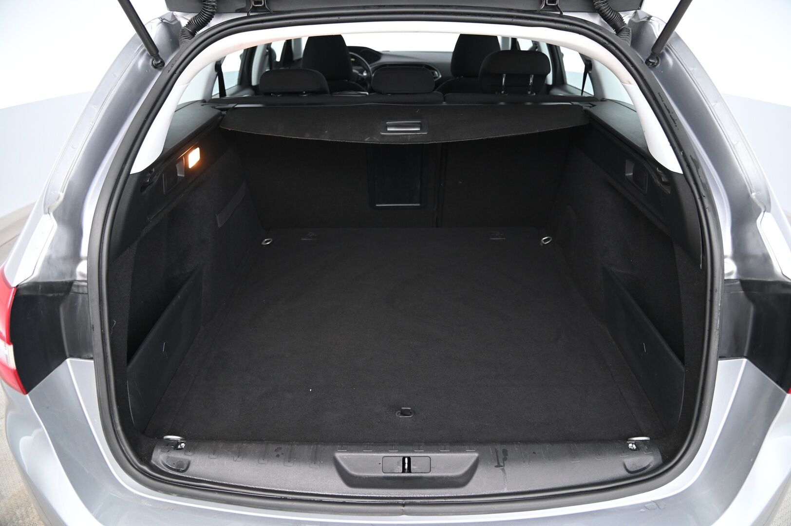 Peugeot 308 2015 SW Active PureTech 130 * Suomi-auto / Vetokoukku / P.tutka / Lohkolämmitin * - Jakopää tehty kesällä 2025 / Erittäin hyväkuntoiset Nokian Hakkapeliitta 10 Nastat!