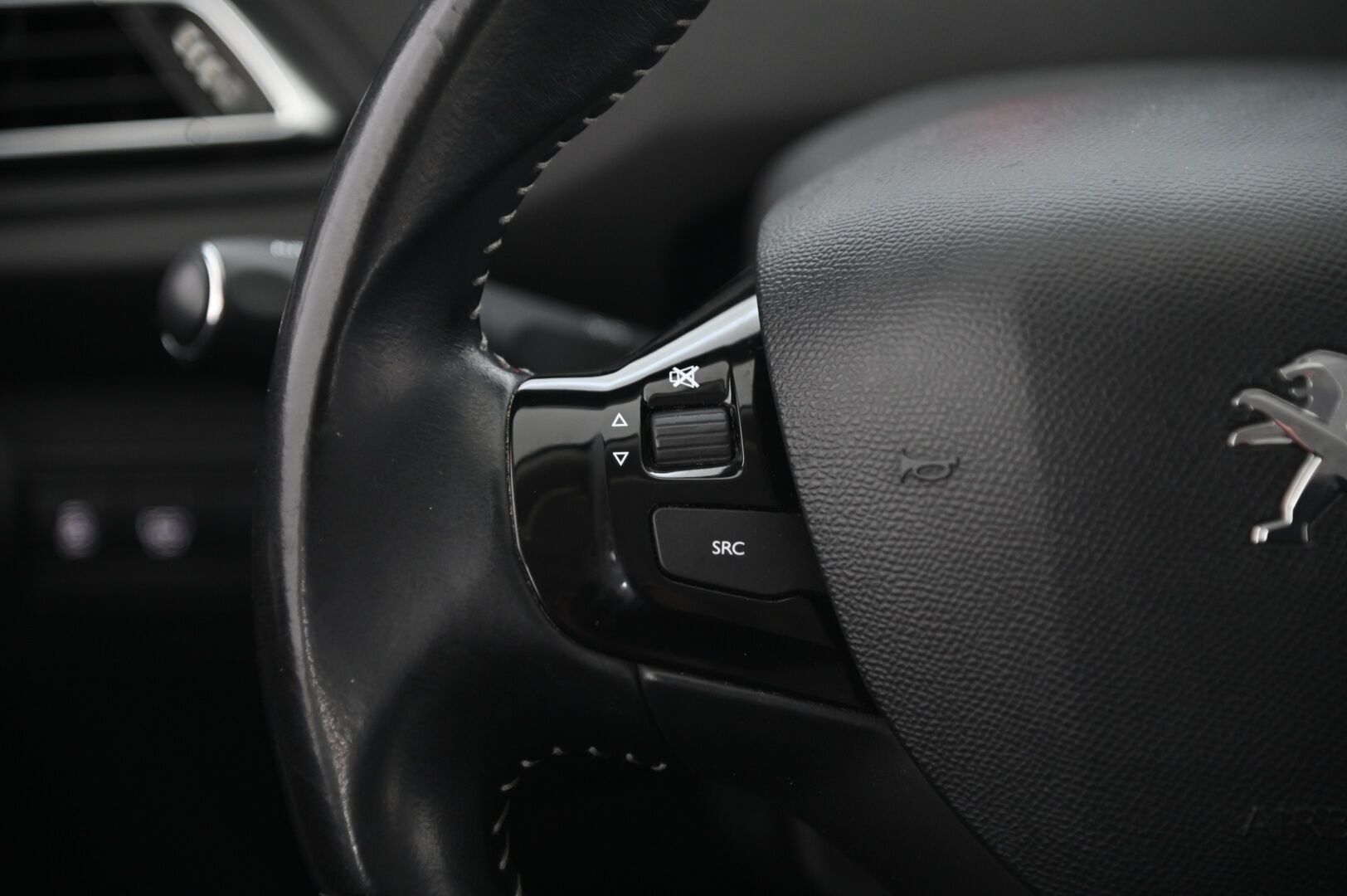 Peugeot 308 2015 SW Active PureTech 130 * Suomi-auto / Vetokoukku / P.tutka / Lohkolämmitin * - Jakopää tehty kesällä 2025 / Erittäin hyväkuntoiset Nokian Hakkapeliitta 10 Nastat!