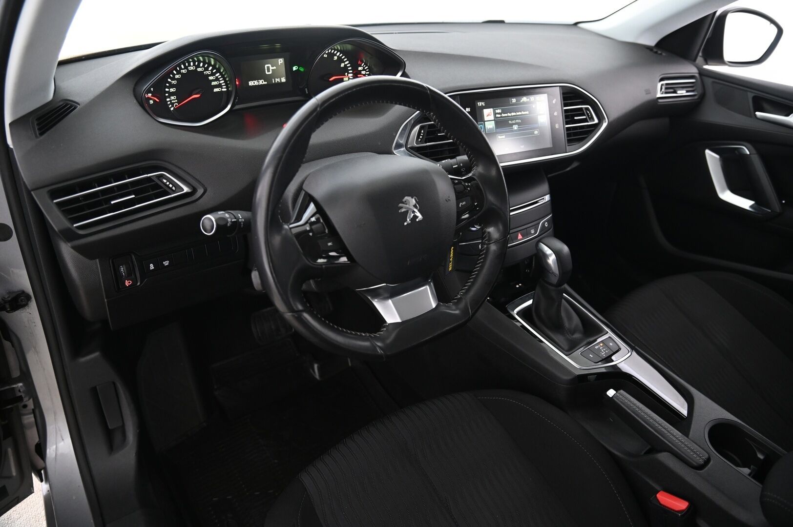 Peugeot 308 2015 SW Active PureTech 130 * Suomi-auto / Vetokoukku / P.tutka / Lohkolämmitin * - Jakopää tehty kesällä 2025 / Erittäin hyväkuntoiset Nokian Hakkapeliitta 10 Nastat!