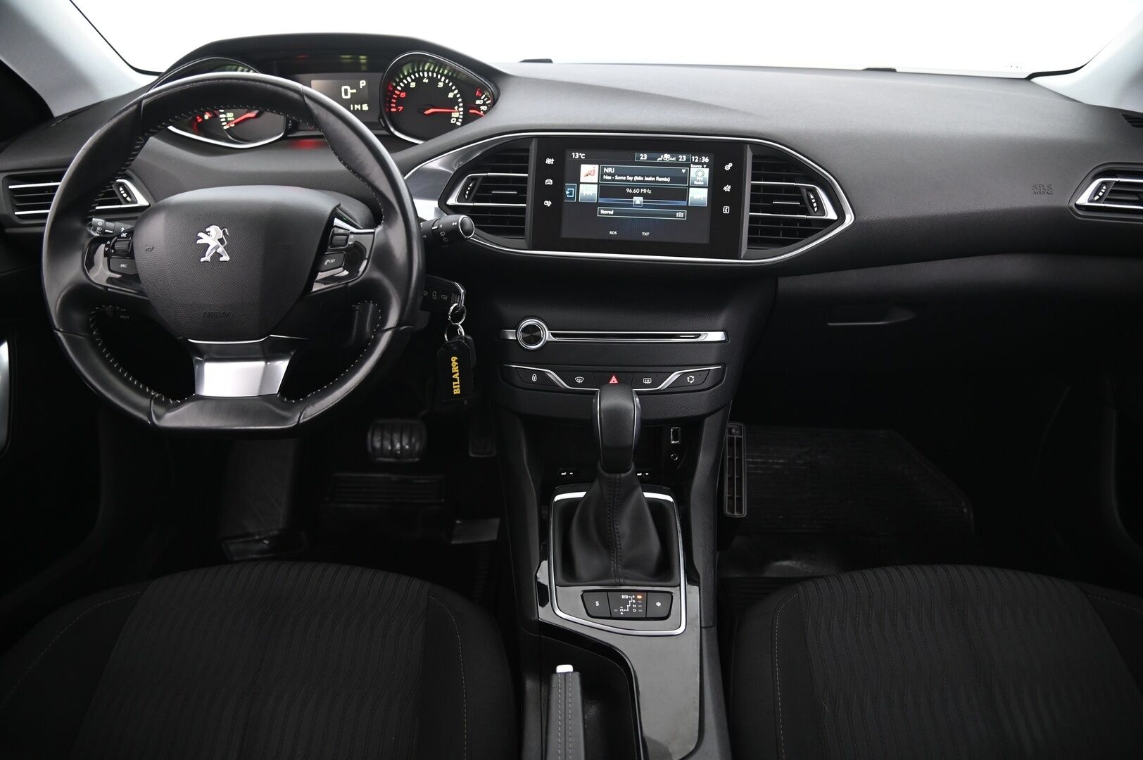 Peugeot 308 2015 SW Active PureTech 130 * Suomi-auto / Vetokoukku / P.tutka / Lohkolämmitin * - Jakopää tehty kesällä 2025 / Erittäin hyväkuntoiset Nokian Hakkapeliitta 10 Nastat!