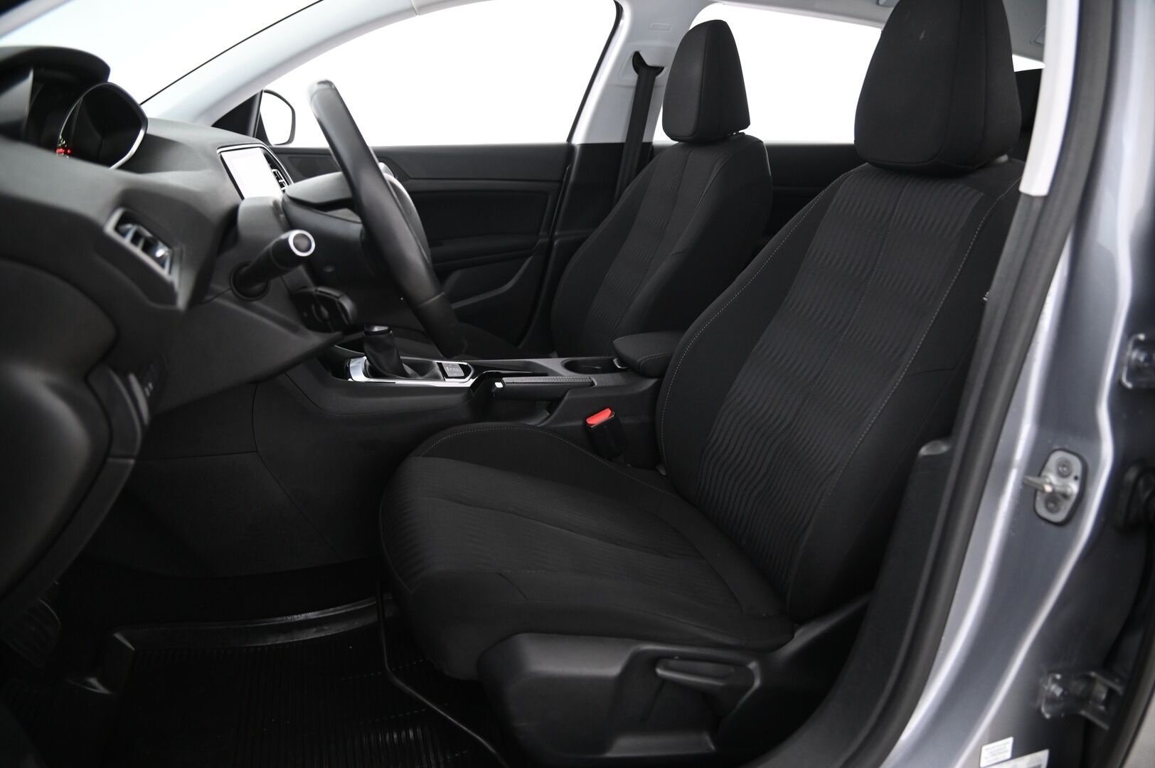 Peugeot 308 2015 SW Active PureTech 130 * Suomi-auto / Vetokoukku / P.tutka / Lohkolämmitin * - Jakopää tehty kesällä 2025 / Erittäin hyväkuntoiset Nokian Hakkapeliitta 10 Nastat!