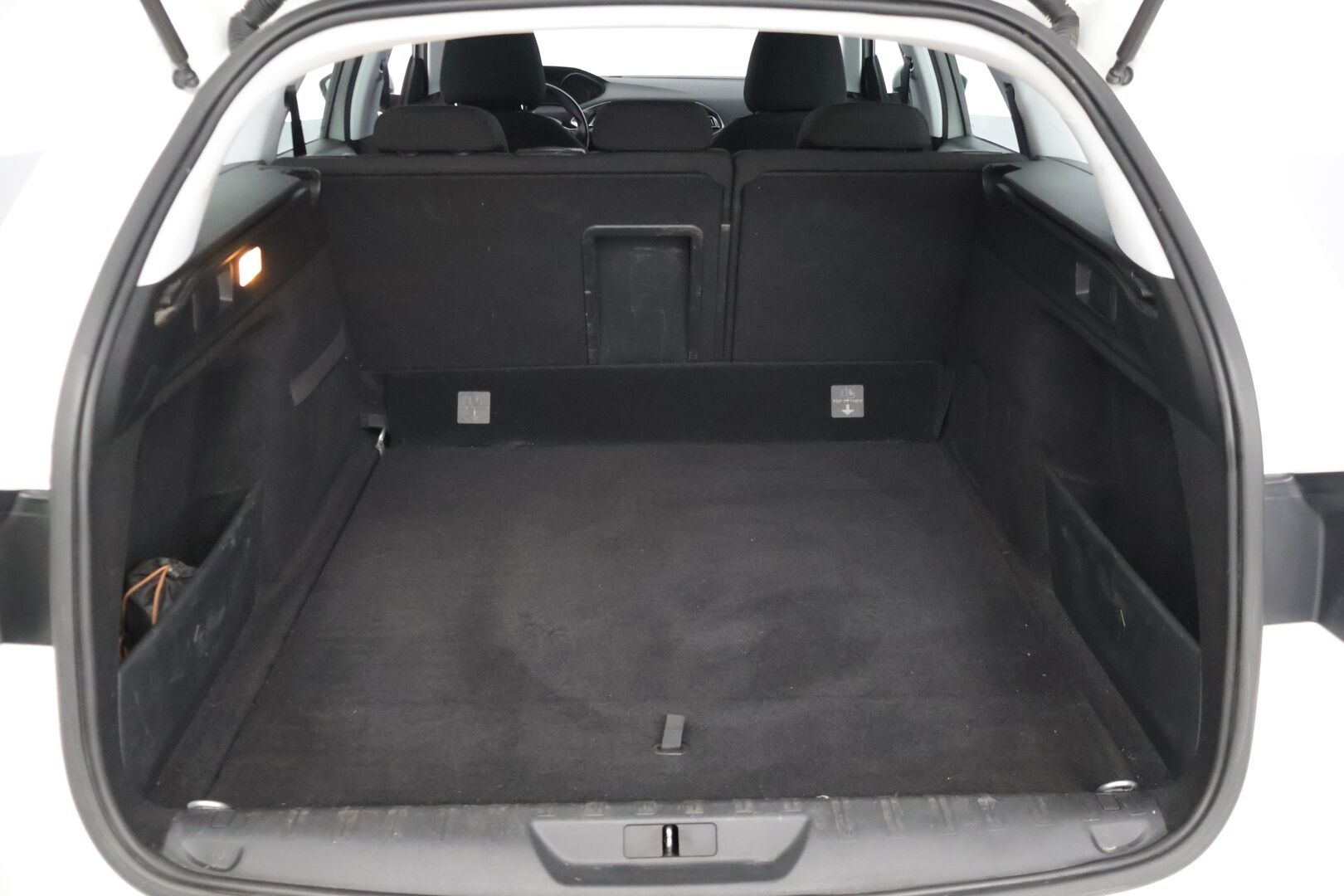 Peugeot 308 2016 SW Active BlueHDi 120 * Suomiauto / Vetokoukku / Lohkolämmitin / Vakkari / Tutkat / Bluetooth / 2x renkaat * - Siistikuntoinen, taloudellinen auto maltillisilla kilometreillä! / Viimeisin huolto tehty 145tkm kohdalla