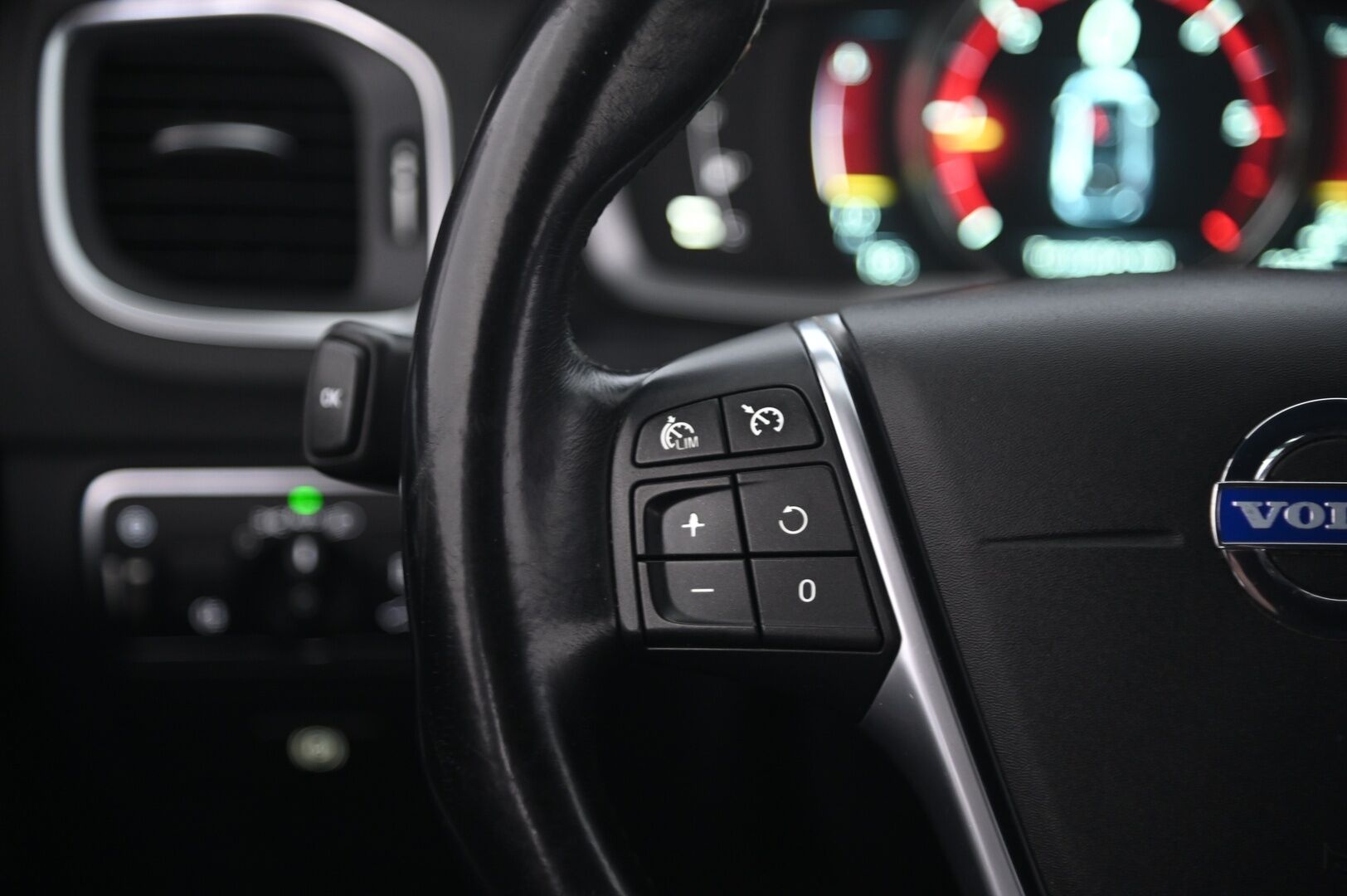 Volvo V60 2015 D4 Ocean Race Business aut - Webasto | Digimittaristo | City Safety | Vakionopeudensäädin | Nahkasisusta | 2x Renkaat&Alumiinivanteilla | Suomi-Auto 