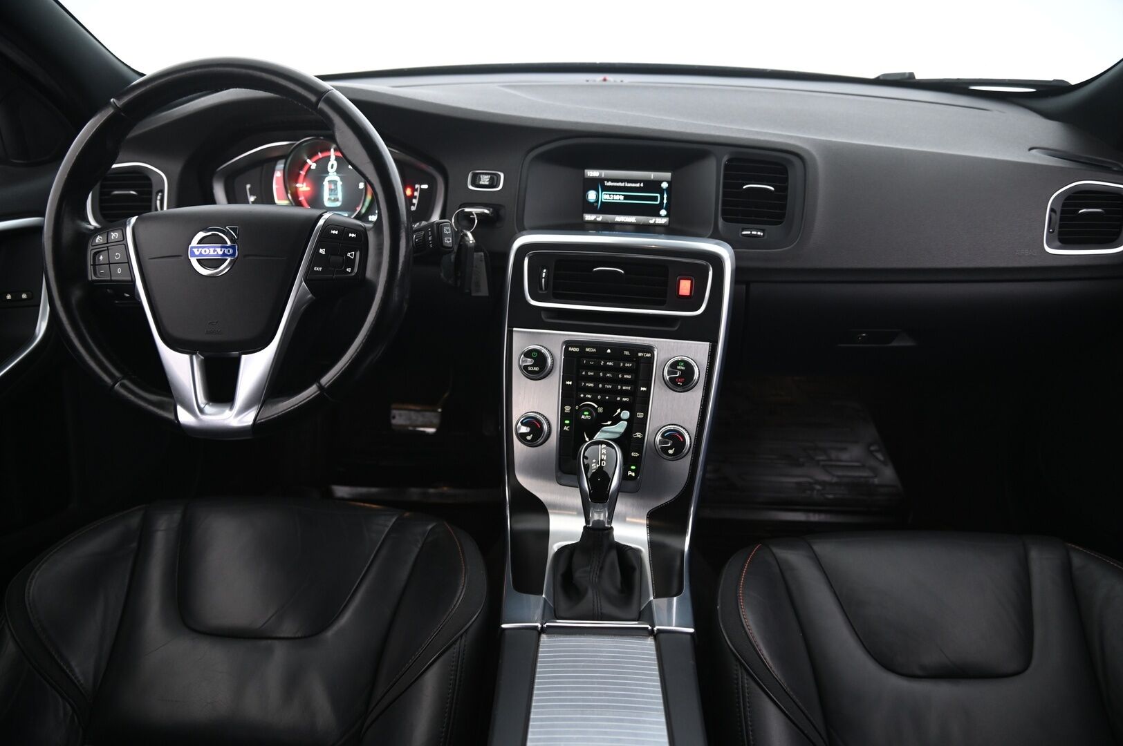 Volvo V60 2015 D4 Ocean Race Business aut - Webasto | Digimittaristo | City Safety | Vakionopeudensäädin | Nahkasisusta | 2x Renkaat&Alumiinivanteilla | Suomi-Auto 