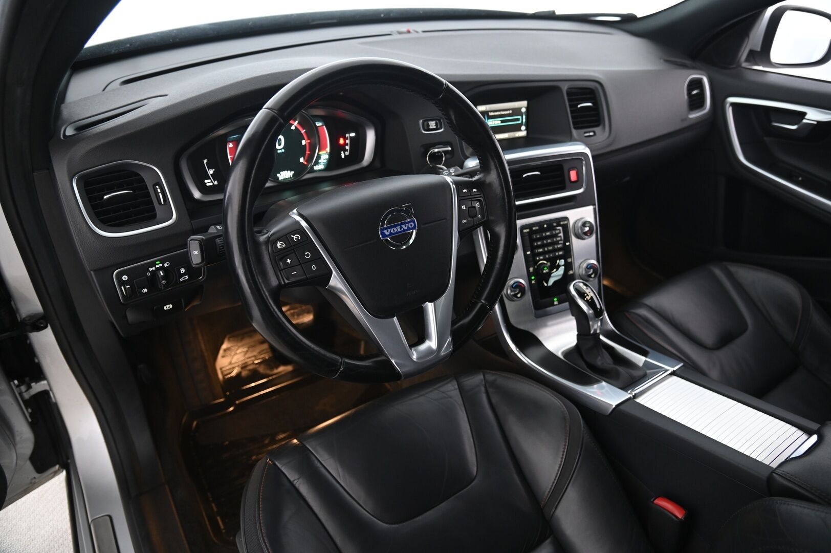 Volvo V60 2015 D4 Ocean Race Business aut - Webasto | Digimittaristo | City Safety | Vakionopeudensäädin | Nahkasisusta | 2x Renkaat&Alumiinivanteilla | Suomi-Auto 