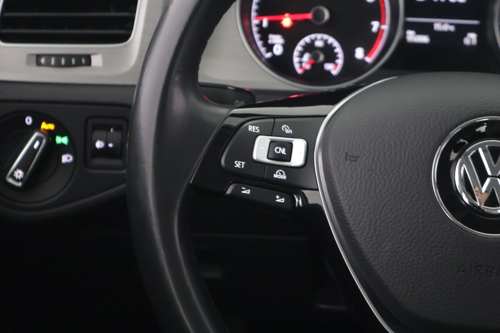 Volkswagen Golf 2016 Comfortline 1,0 TSI 85 kW (115 hv) DSG-autom. ** Lohko+sisäp / 2.om Suomi-auto / Merkkihuollettu / Tutkat / Vakkari **