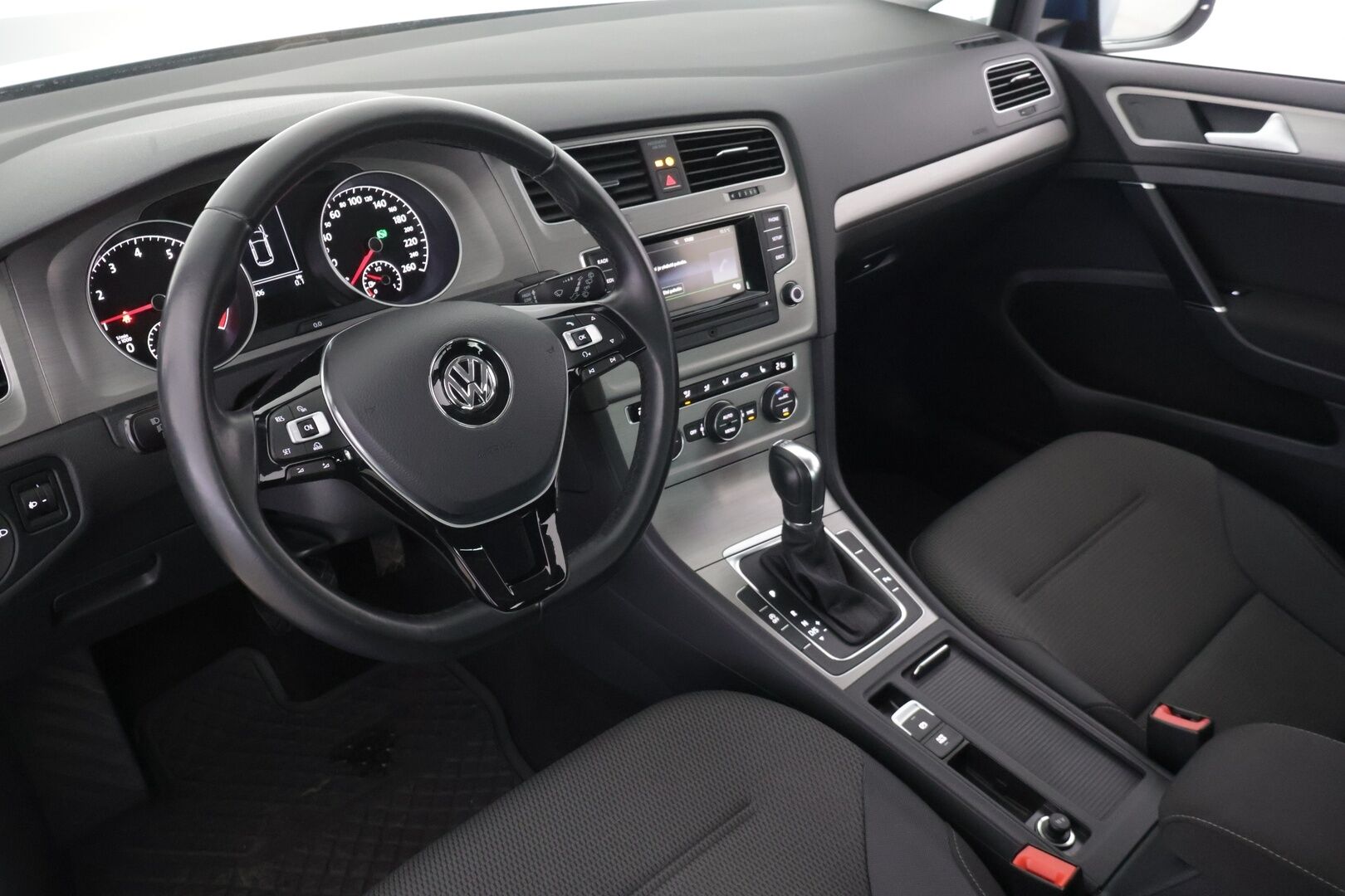 Volkswagen Golf 2016 Comfortline 1,0 TSI 85 kW (115 hv) DSG-autom. ** Lohko+sisäp / 2.om Suomi-auto / Merkkihuollettu / Tutkat / Vakkari **
