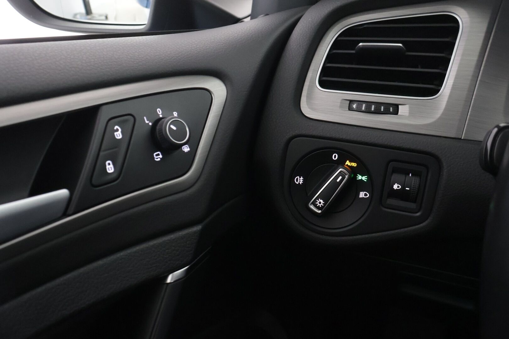 Volkswagen Golf 2016 Comfortline 1,0 TSI 85 kW (115 hv) DSG-autom. ** Lohko+sisäp / 2.om Suomi-auto / Merkkihuollettu / Tutkat / Vakkari **