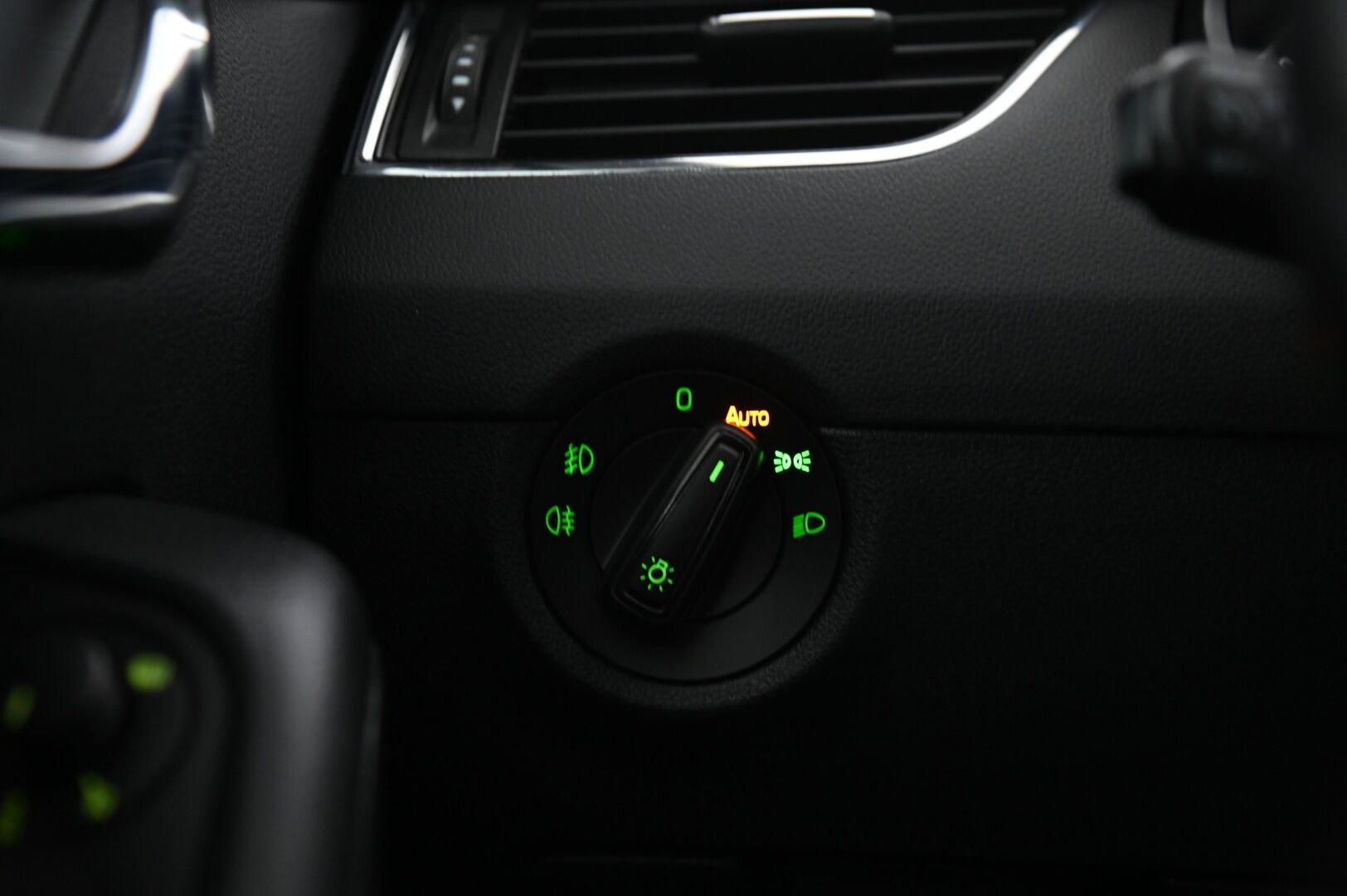 Skoda Octavia 2016 Combi 1,6 TDI Style DSG Autom. / *Webasto / Koukku / Tutkat / ACC* - *2x Alut / Juuri saapunut*