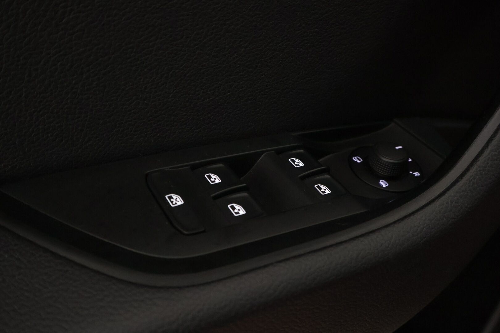 Skoda Superb 2016 Combi 1,6 TDI Ambition *Tehdaskoukku / Webasto / Tutkat / SmartLink / Xenon* - *Suomi-Auto / 2x renkaat ja vanteet / Jakohihna vaihdettu 2022*