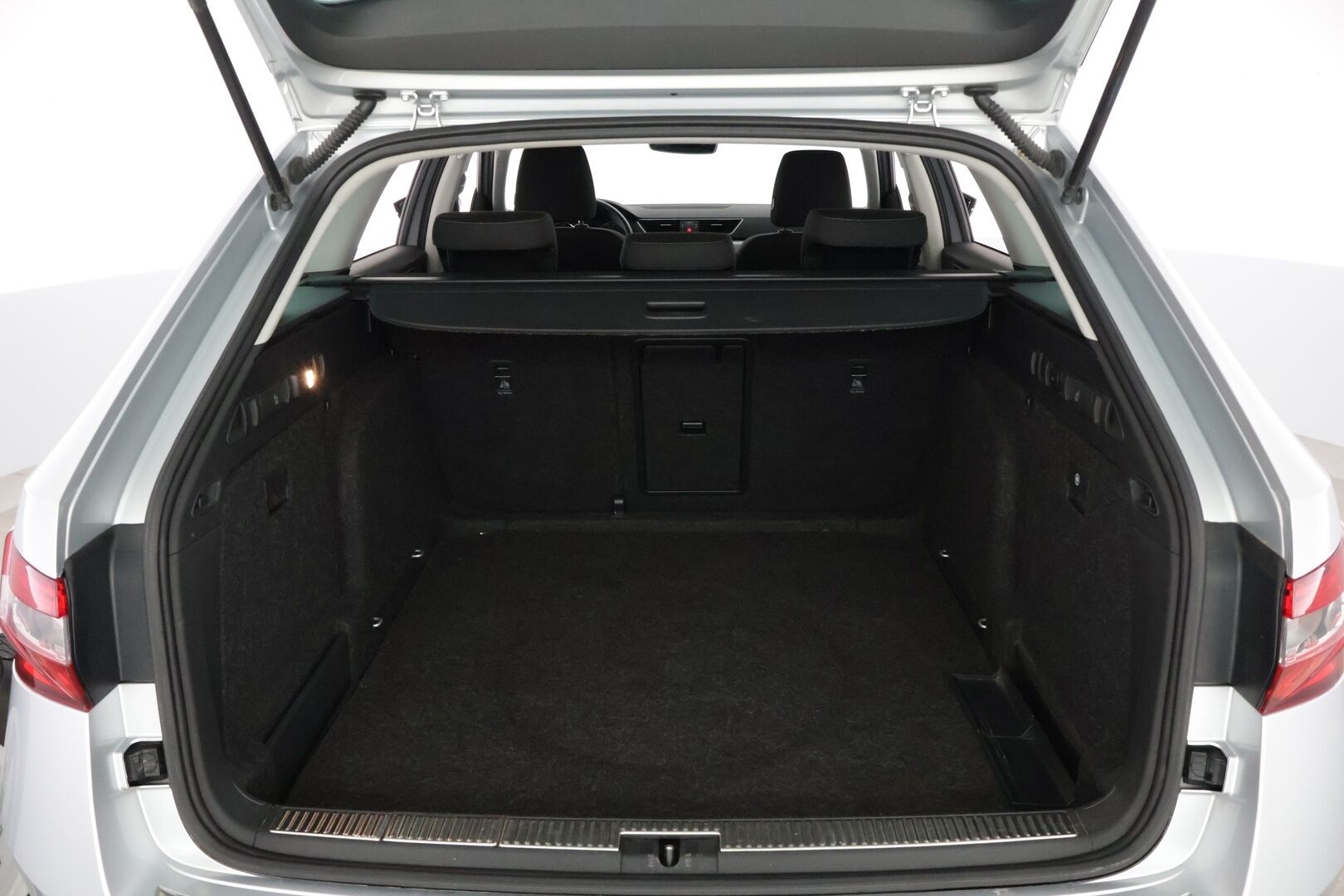 Skoda Superb 2016 Combi 1,6 TDI Ambition *Tehdaskoukku / Webasto / Tutkat / SmartLink / Xenon* - *Suomi-Auto / 2x renkaat ja vanteet / Jakohihna vaihdettu 2022*