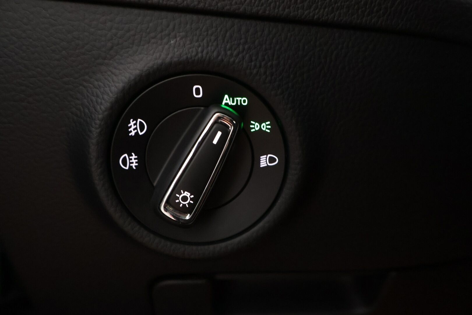 Skoda Superb 2016 Combi 1,6 TDI Ambition *Tehdaskoukku / Webasto / Tutkat / SmartLink / Xenon* - *Suomi-Auto / 2x renkaat ja vanteet / Jakohihna vaihdettu 2022*