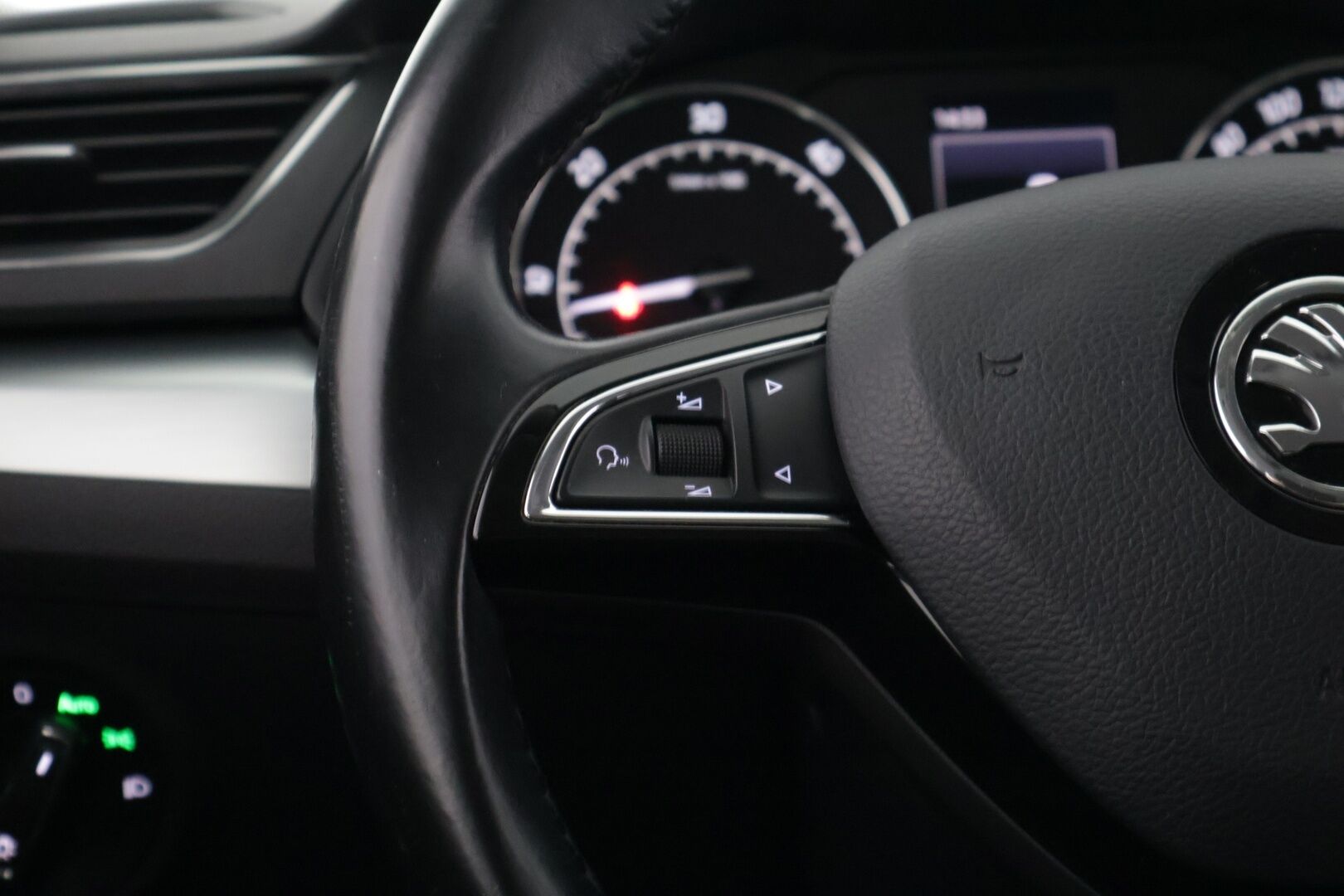 Skoda Superb 2016 Combi 1,6 TDI Ambition *Tehdaskoukku / Webasto / Tutkat / SmartLink / Xenon* - *Suomi-Auto / 2x renkaat ja vanteet / Jakohihna vaihdettu 2022*