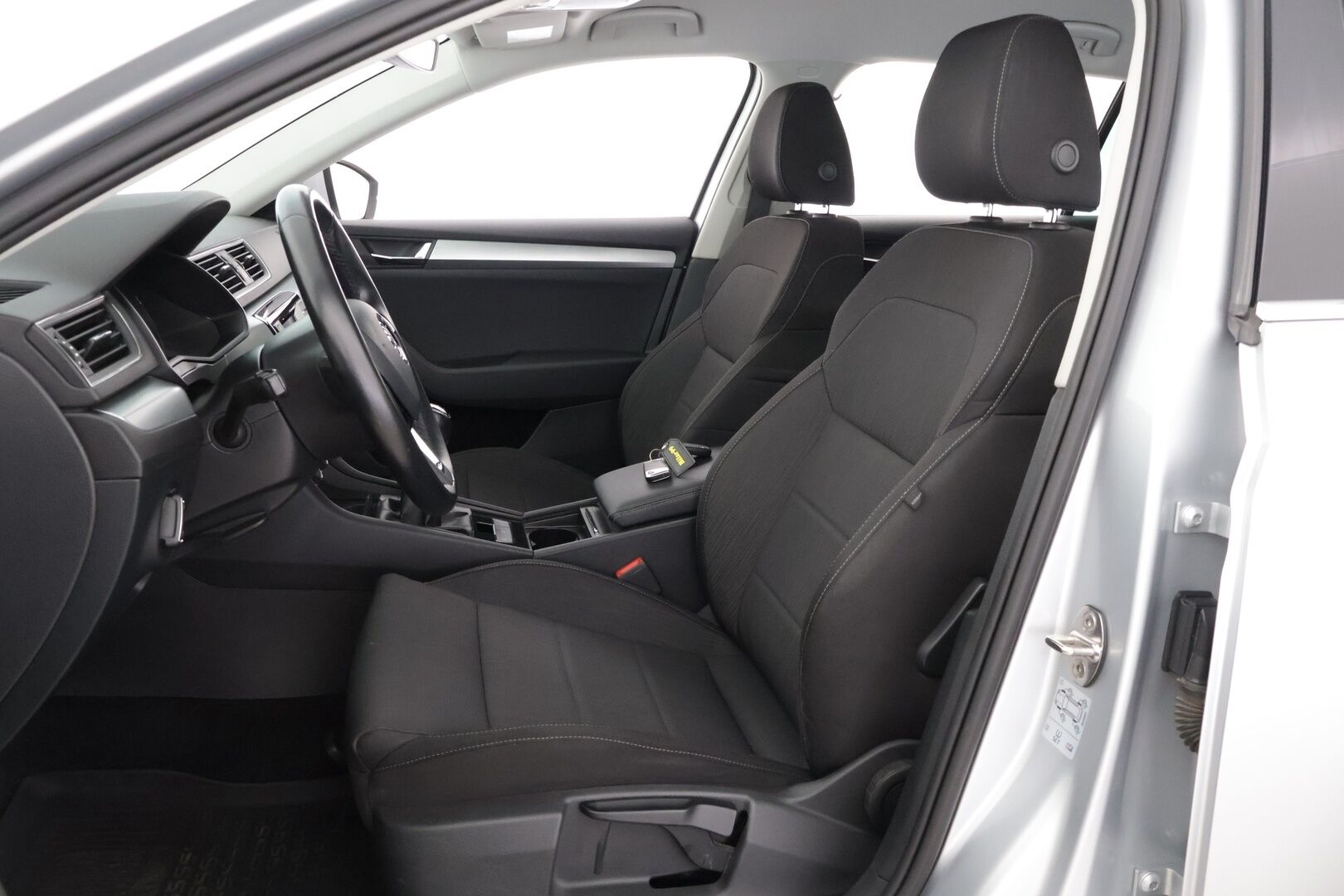 Skoda Superb 2016 Combi 1,6 TDI Ambition *Tehdaskoukku / Webasto / Tutkat / SmartLink / Xenon* - *Suomi-Auto / 2x renkaat ja vanteet / Jakohihna vaihdettu 2022*