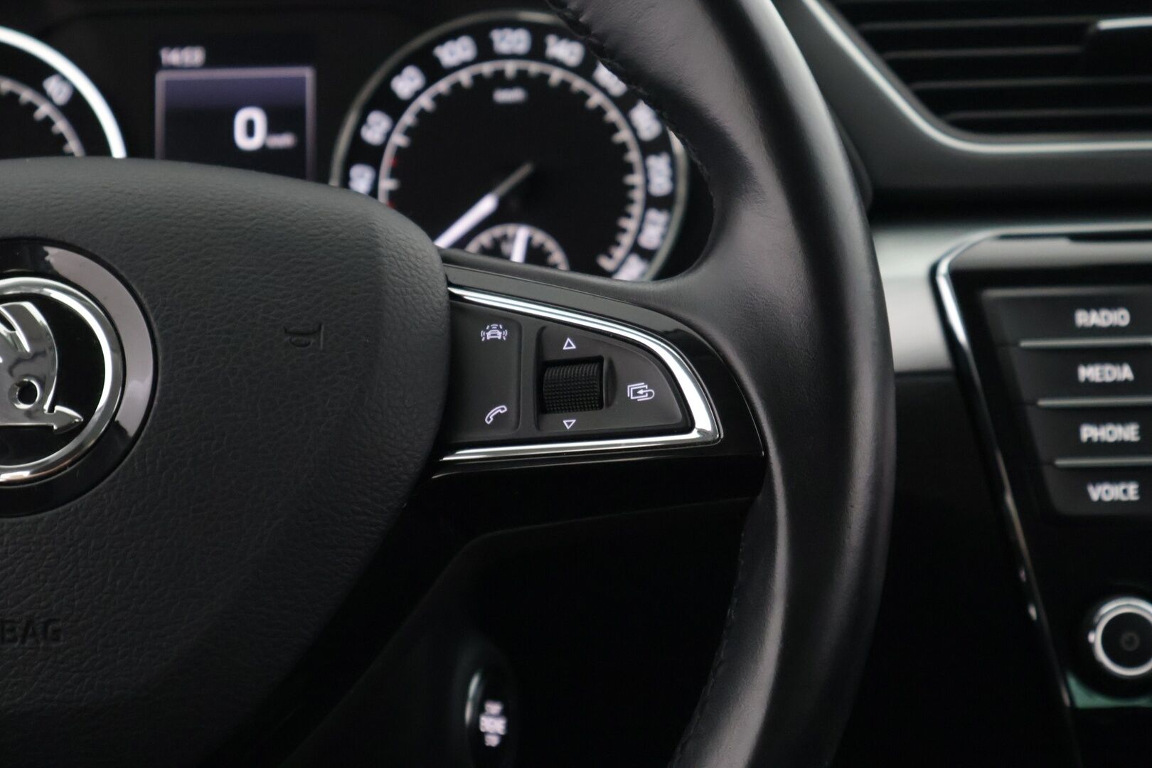 Skoda Superb 2016 Combi 1,6 TDI Ambition *Tehdaskoukku / Webasto / Tutkat / SmartLink / Xenon* - *Suomi-Auto / 2x renkaat ja vanteet / Jakohihna vaihdettu 2022*