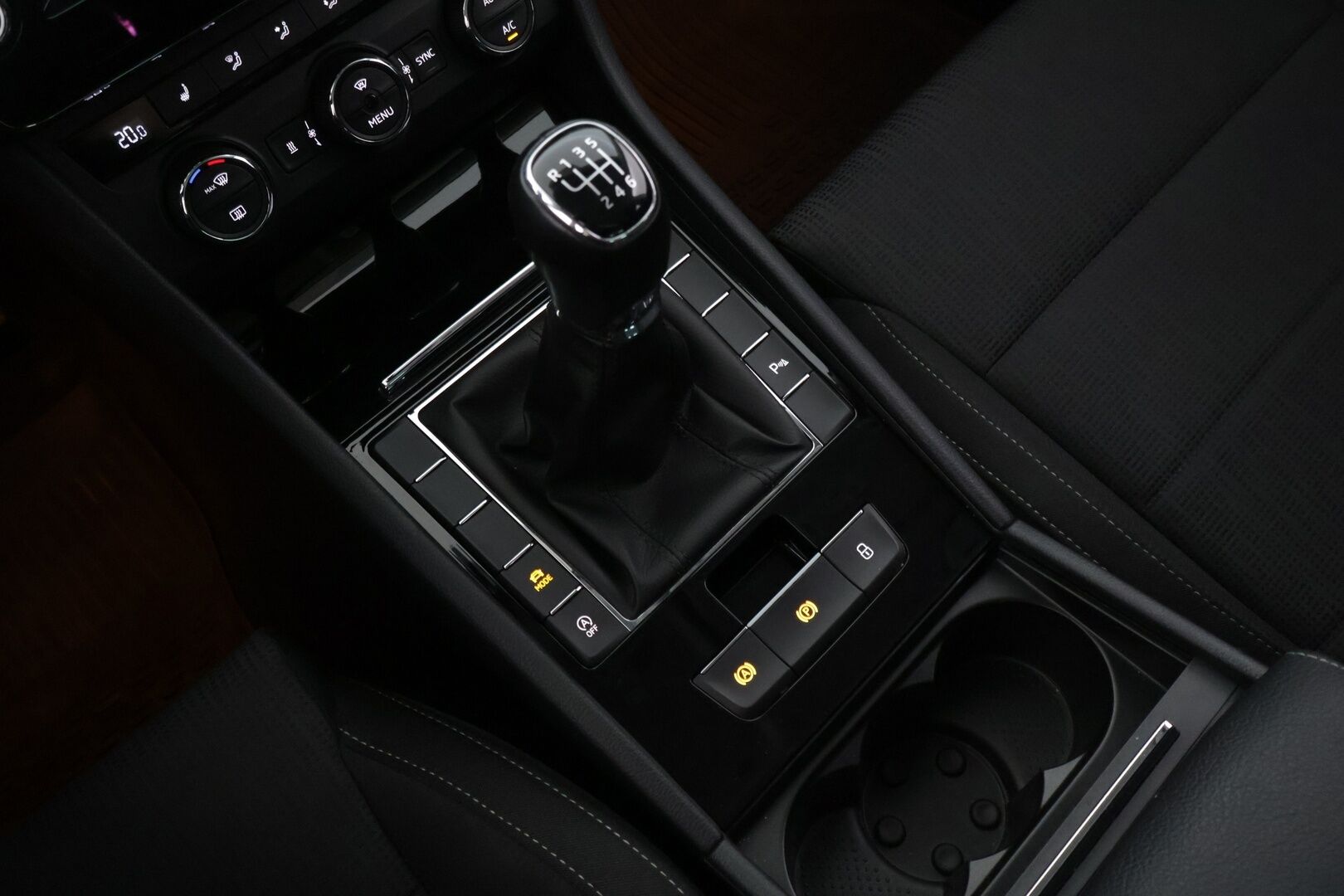 Skoda Superb 2016 Combi 1,6 TDI Ambition *Tehdaskoukku / Webasto / Tutkat / SmartLink / Xenon* - *Suomi-Auto / 2x renkaat ja vanteet / Jakohihna vaihdettu 2022*