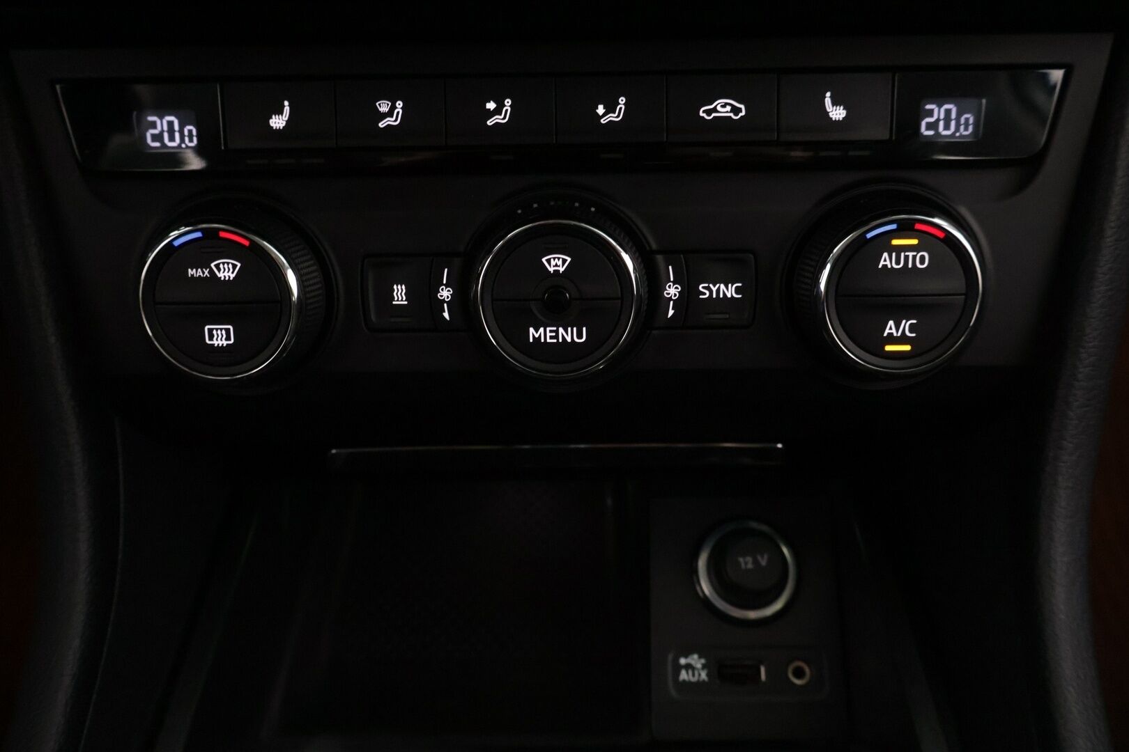 Skoda Superb 2016 Combi 1,6 TDI Ambition *Tehdaskoukku / Webasto / Tutkat / SmartLink / Xenon* - *Suomi-Auto / 2x renkaat ja vanteet / Jakohihna vaihdettu 2022*