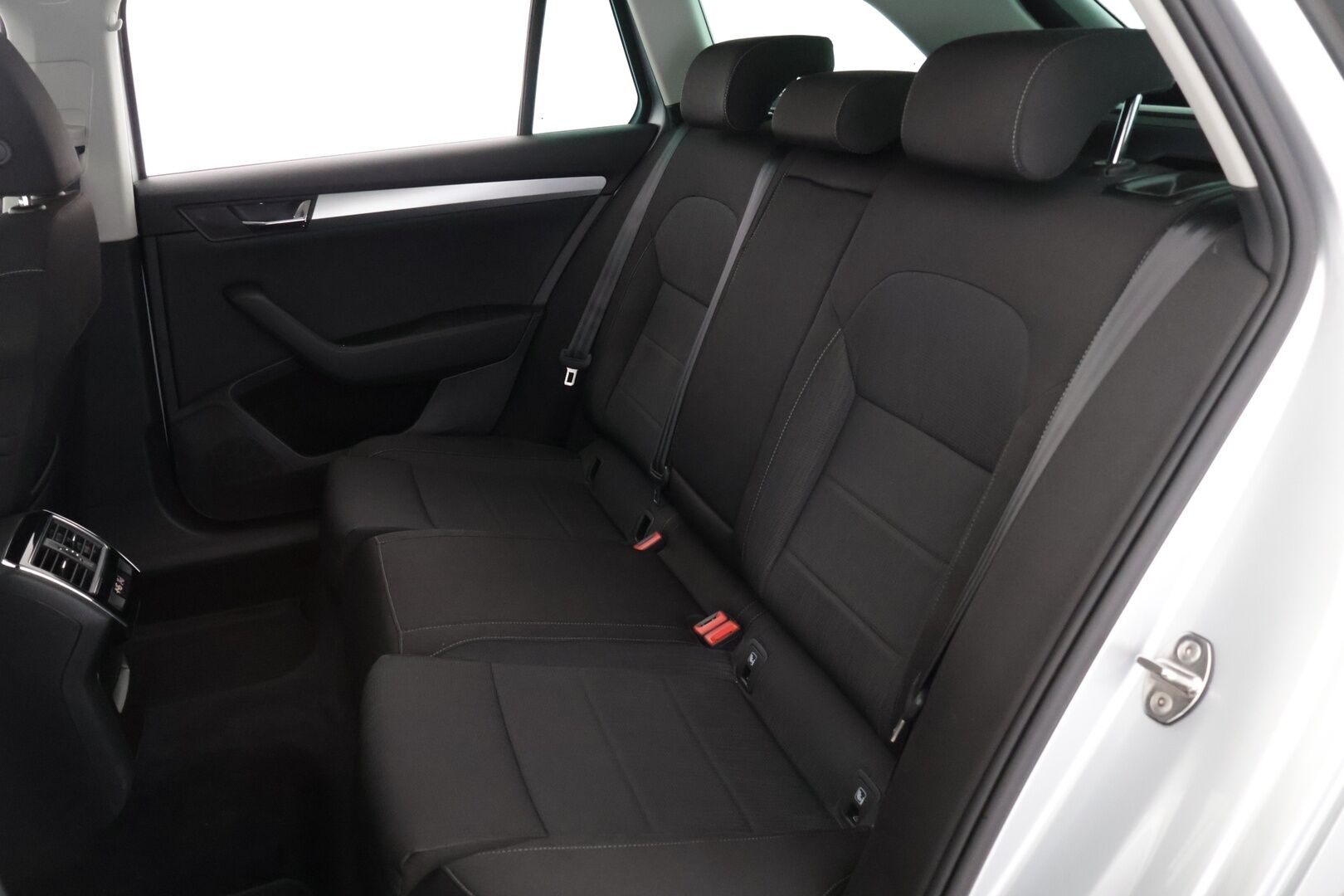 Skoda Superb 2016 Combi 1,6 TDI Ambition *Tehdaskoukku / Webasto / Tutkat / SmartLink / Xenon* - *Suomi-Auto / 2x renkaat ja vanteet / Jakohihna vaihdettu 2022*