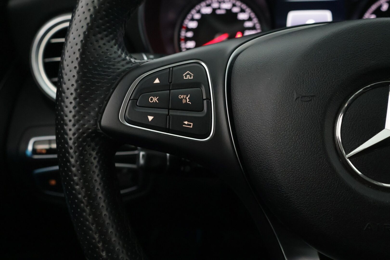 Mercedes-Benz C 2015 350 e T A Premium Business** Navi / Sporttipenkit / Sähköinen takaluukku / Puolinahat** - **Vähän ajettu ja siisti / Kahdet hyvät renkaat alu vanteilla**