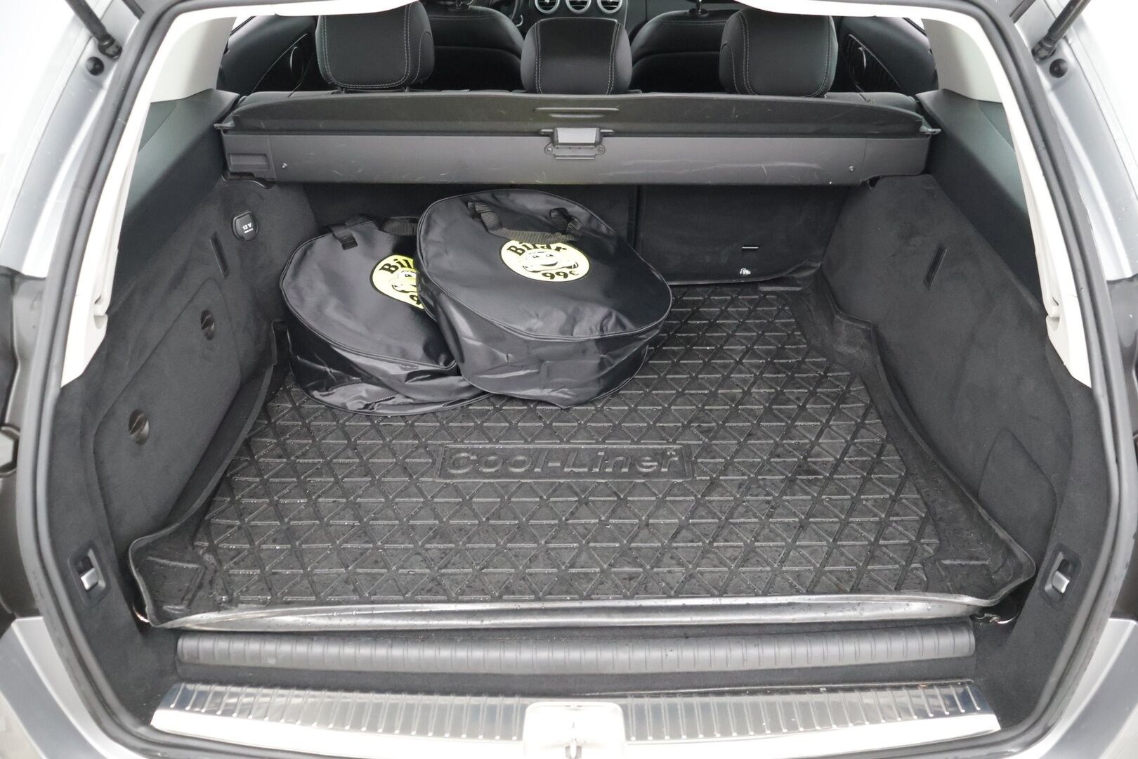 Mercedes-Benz C 2015 350 e T A Premium Business** Navi / Sporttipenkit / Sähköinen takaluukku / Puolinahat** - **Vähän ajettu ja siisti / Kahdet hyvät renkaat alu vanteilla**