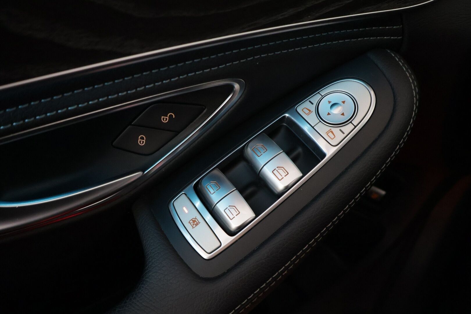 Mercedes-Benz C 2016 350 e T A Premium Business** Navi / Sporttipenkit / Sähköinen takaluukku / Puolinahat** - *Vähän ajettu / Kahdet hyvät renkaat aluvanteilla*