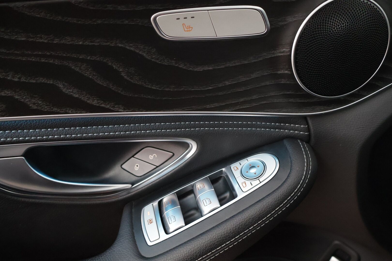 Mercedes-Benz C 2015 350 e T A Premium Business** Navi / Sporttipenkit / Sähköinen takaluukku / Puolinahat** - *Vähän ajettu / Kahdet hyvät renkaat aluvanteilla*
