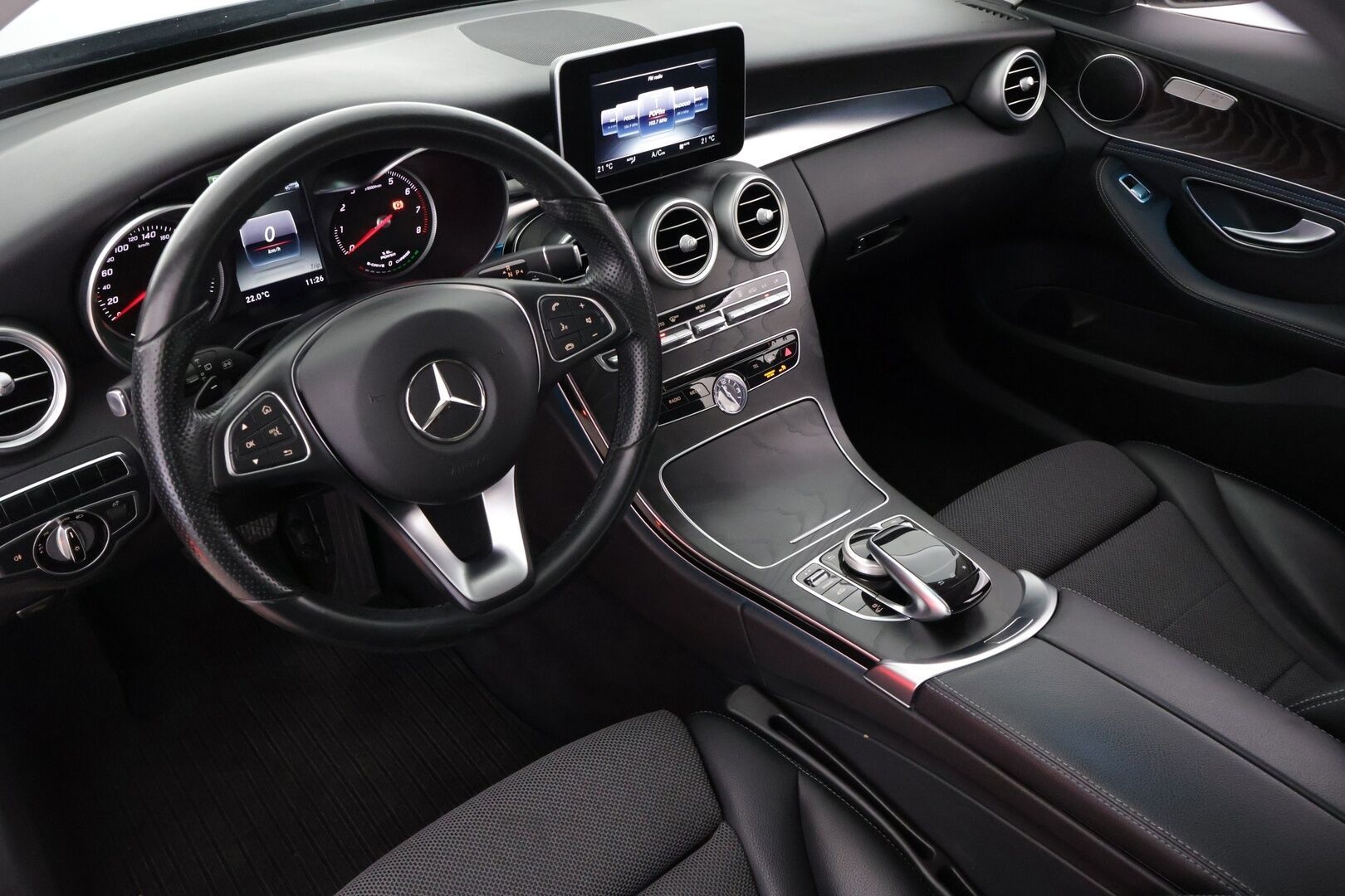 Mercedes-Benz C 2016 350 e T A Premium Business** Navi / Sporttipenkit / Sähköinen takaluukku / Puolinahat** - *Vähän ajettu / Kahdet hyvät renkaat aluvanteilla*