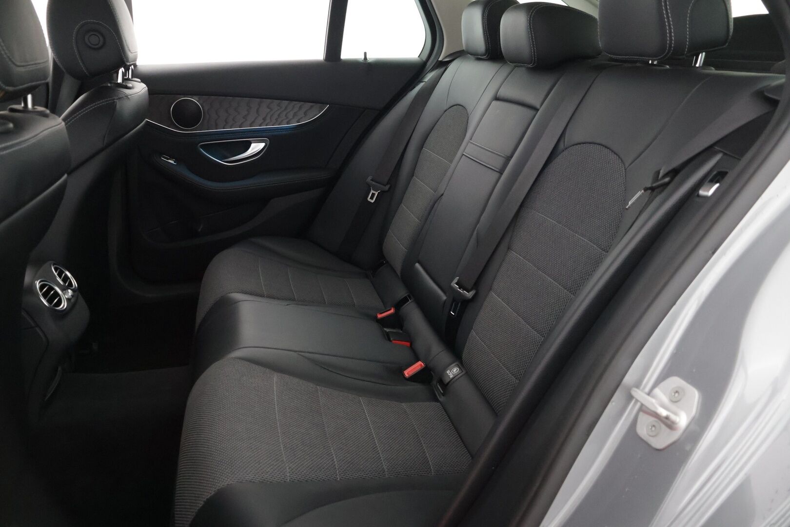 Mercedes-Benz C 2015 350 e T A Premium Business** Navi / Sporttipenkit / Sähköinen takaluukku / Puolinahat** - **Vähän ajettu ja siisti / Kahdet hyvät renkaat alu vanteilla**