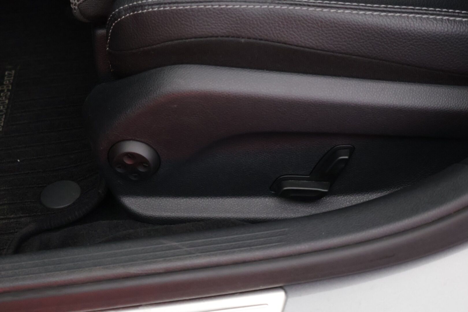 Mercedes-Benz C 2016 350 e T A Premium Business** Navi / Sporttipenkit / Sähköinen takaluukku / Puolinahat** - *Vähän ajettu / Kahdet hyvät renkaat aluvanteilla*