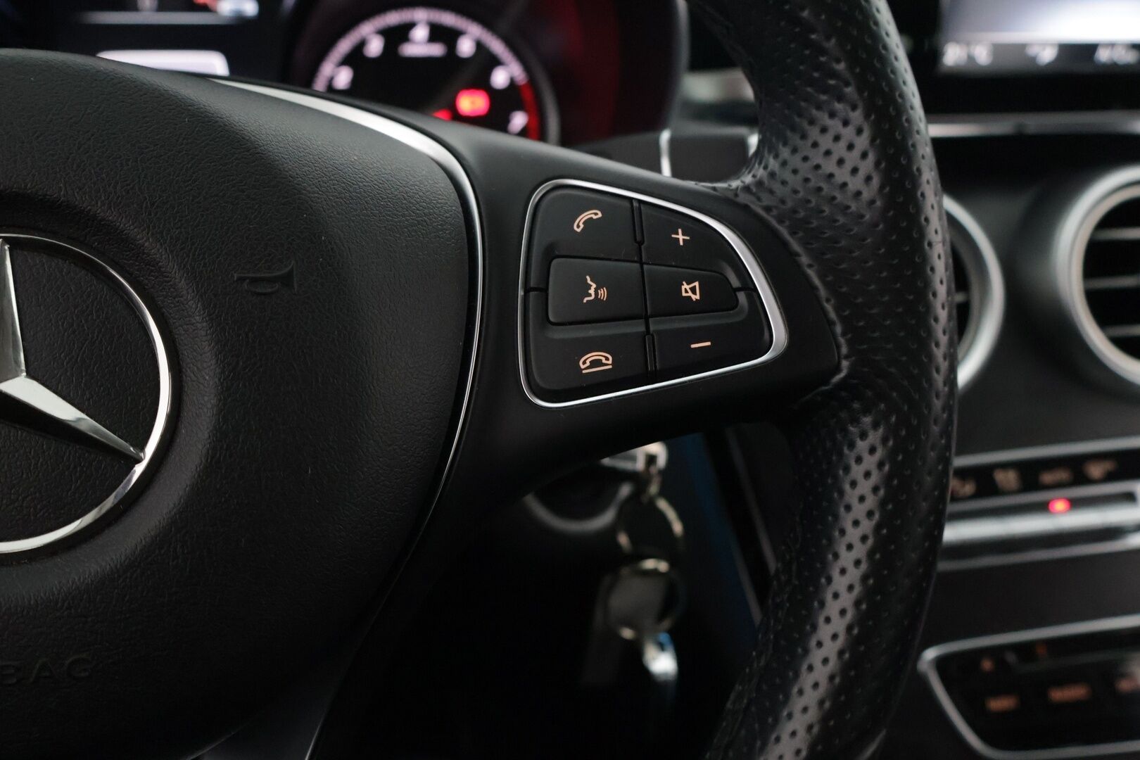 Mercedes-Benz C 2015 350 e T A Premium Business** Navi / Sporttipenkit / Sähköinen takaluukku / Puolinahat** - **Vähän ajettu ja siisti / Kahdet hyvät renkaat alu vanteilla**