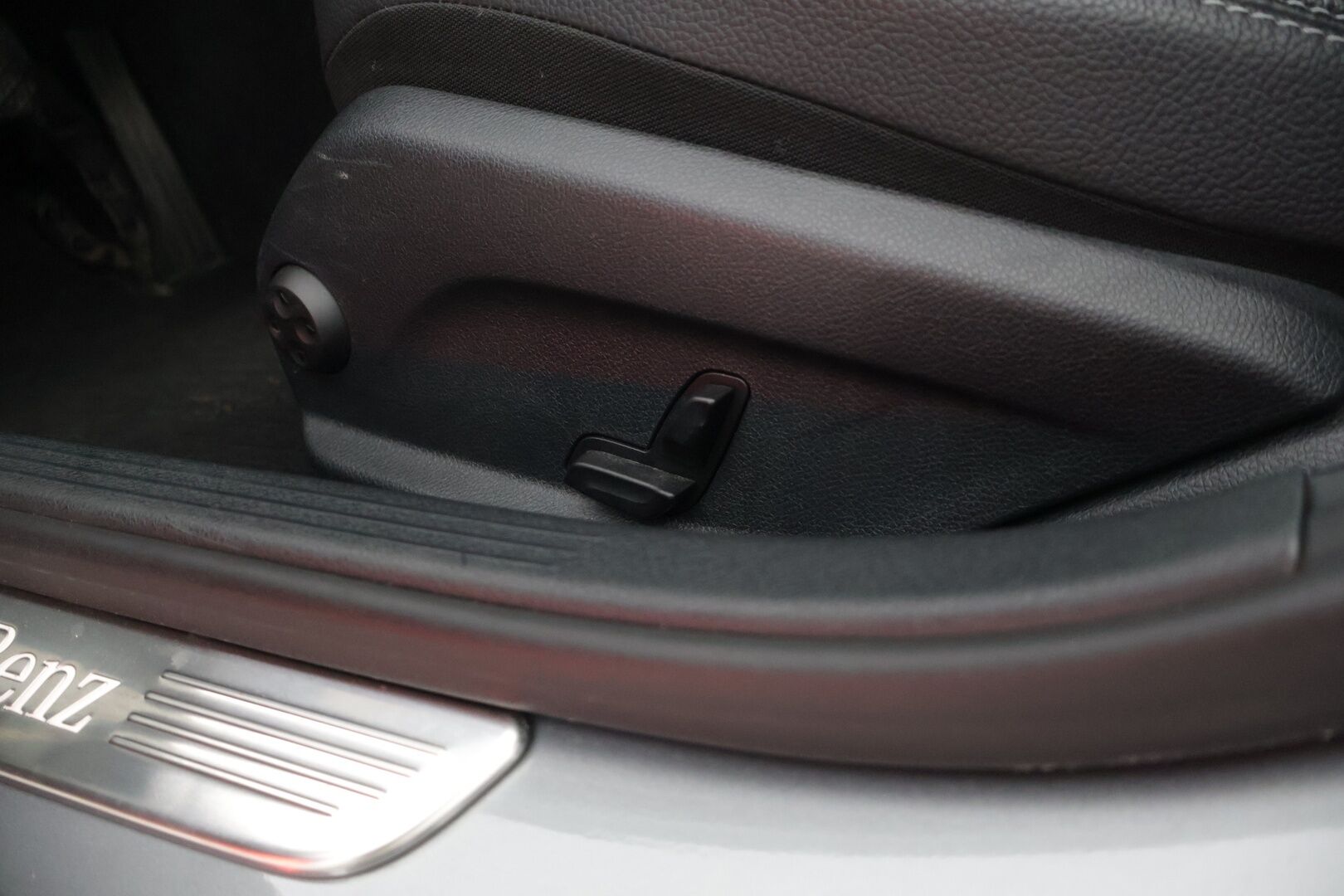 Mercedes-Benz C 2015 350 e T A Premium Business** Navi / Sporttipenkit / Sähköinen takaluukku / Puolinahat** - **Vähän ajettu ja siisti / Kahdet hyvät renkaat alu vanteilla**