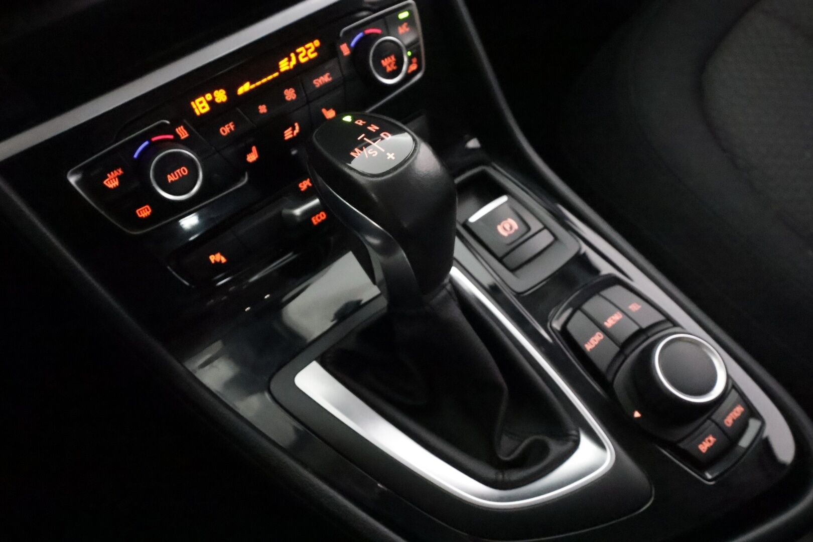 BMW 218 2016 F45 Active Tourer 218i A Business - | LED | P.tutkat | Vakkari | Lohko&Sisätilanlämmitin | Bluetooth | Suomi-auto | Kahdet renkaat | Merkkihuollot | 