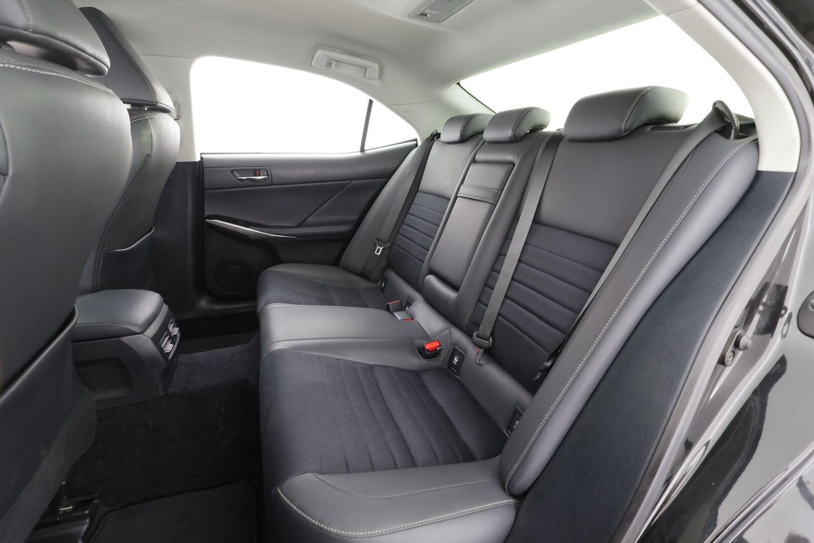 Lexus IS 2014 300h Comfort - Vakkari | P.Kamera | Puolinahat | Navi | Xenon | Bluetooth | Autom.ilmastointi | Kahdet renkaat aluvanteilla