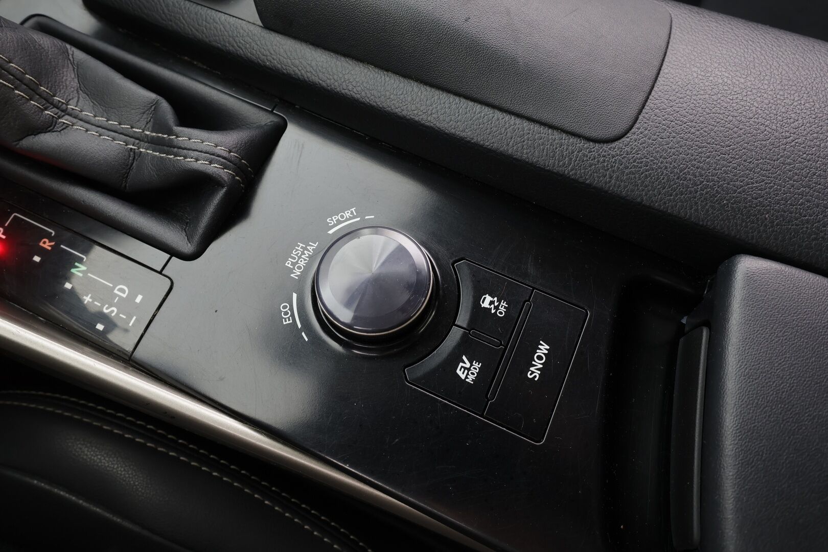 Lexus IS 2014 300h Comfort - Vakkari | P.Kamera | Puolinahat | Navi | Xenon | Bluetooth | Autom.ilmastointi | Kahdet renkaat aluvanteilla