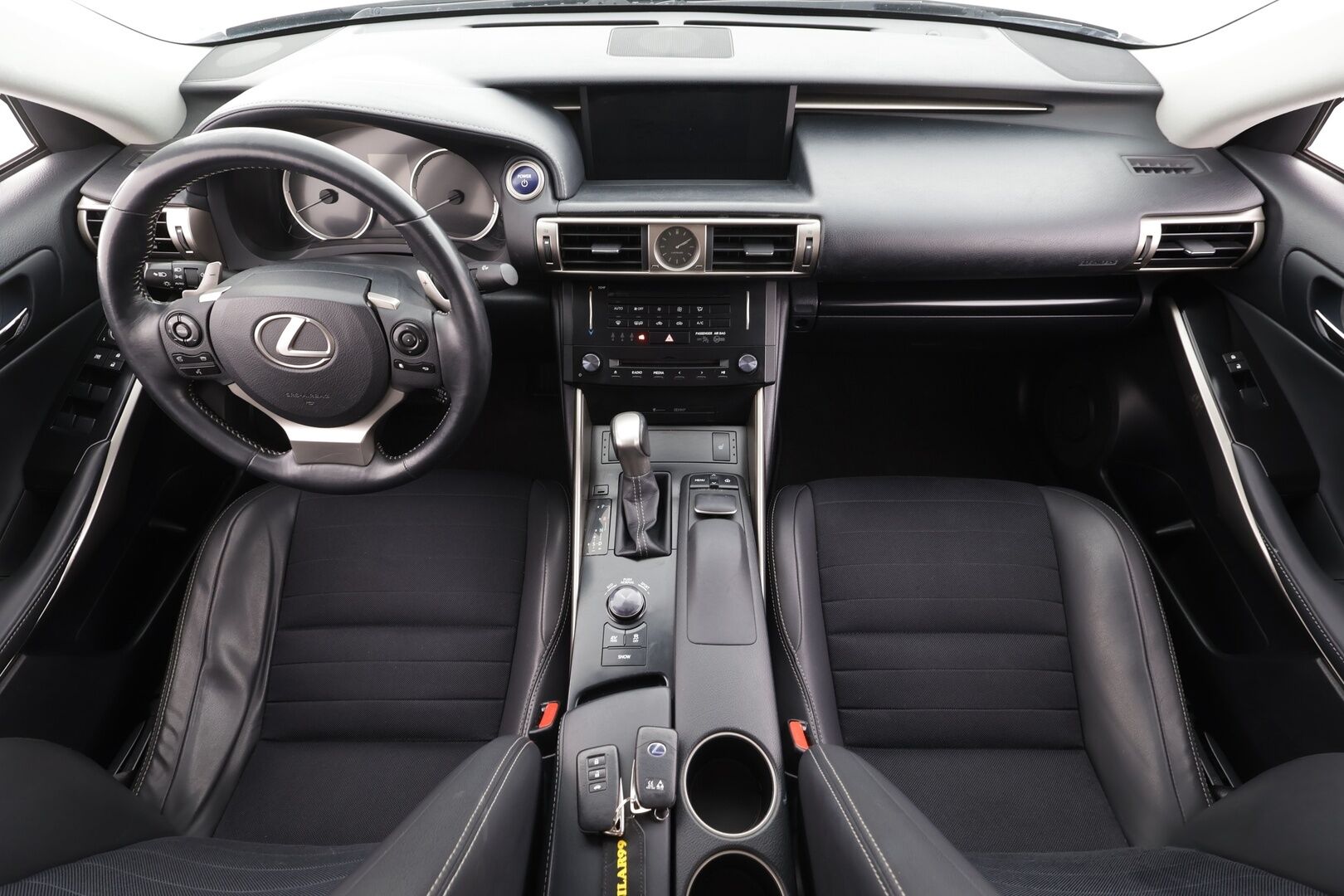 Lexus IS 2014 300h Comfort - Vakkari | P.Kamera | Puolinahat | Navi | Xenon | Bluetooth | Autom.ilmastointi | Kahdet renkaat aluvanteilla