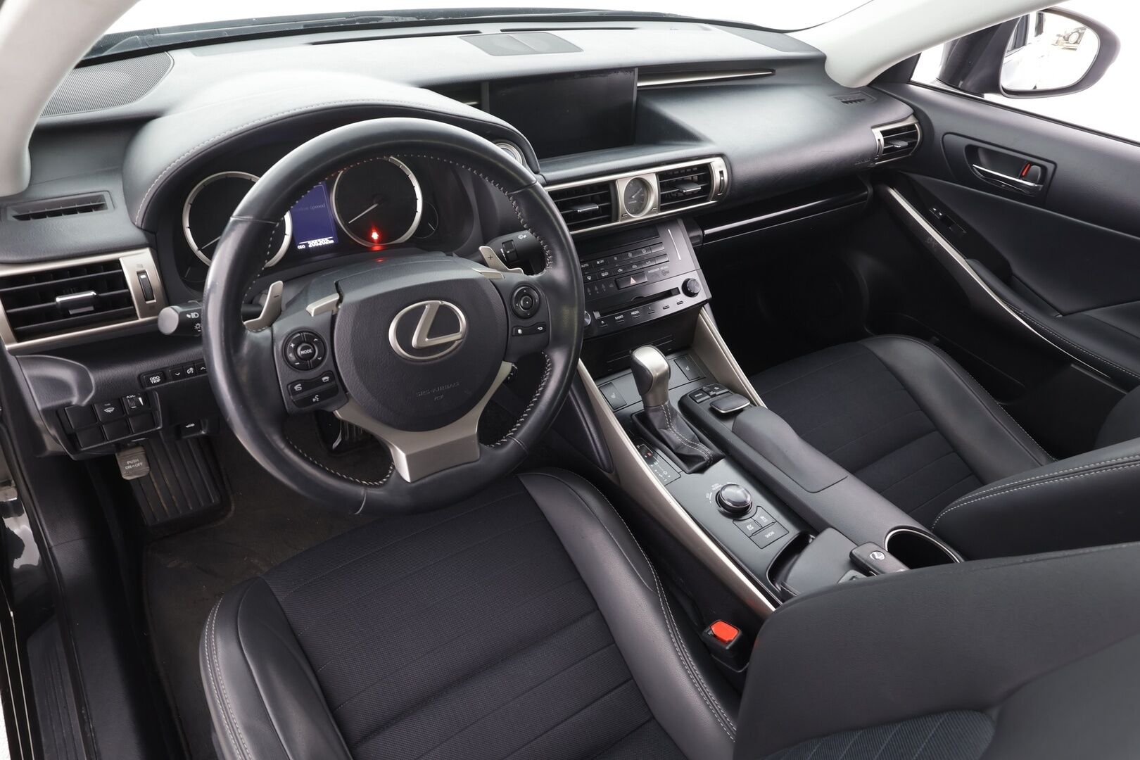 Lexus IS 2014 300h Comfort * Vakkari / P.Kamera / Puolinahat / Navi / Xenon / Bluetooth / Autom.ilmastointi * - Kahdet renkaat aluvanteilla - HULLUT AVAJAISHULINAT KORKOTARJOUS 3,29 %