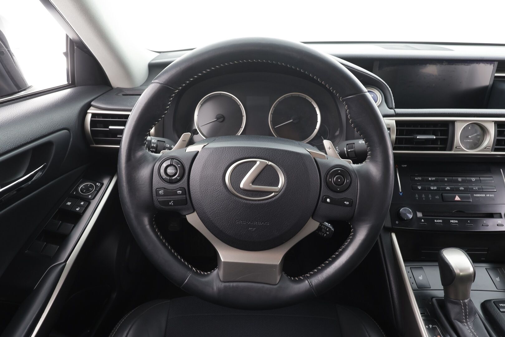 Lexus IS 2014 300h Comfort * Vakkari / P.Kamera / Puolinahat / Navi / Xenon / Bluetooth / Autom.ilmastointi * - Kahdet renkaat aluvanteilla - HULLUT AVAJAISHULINAT KORKOTARJOUS 3,29 %